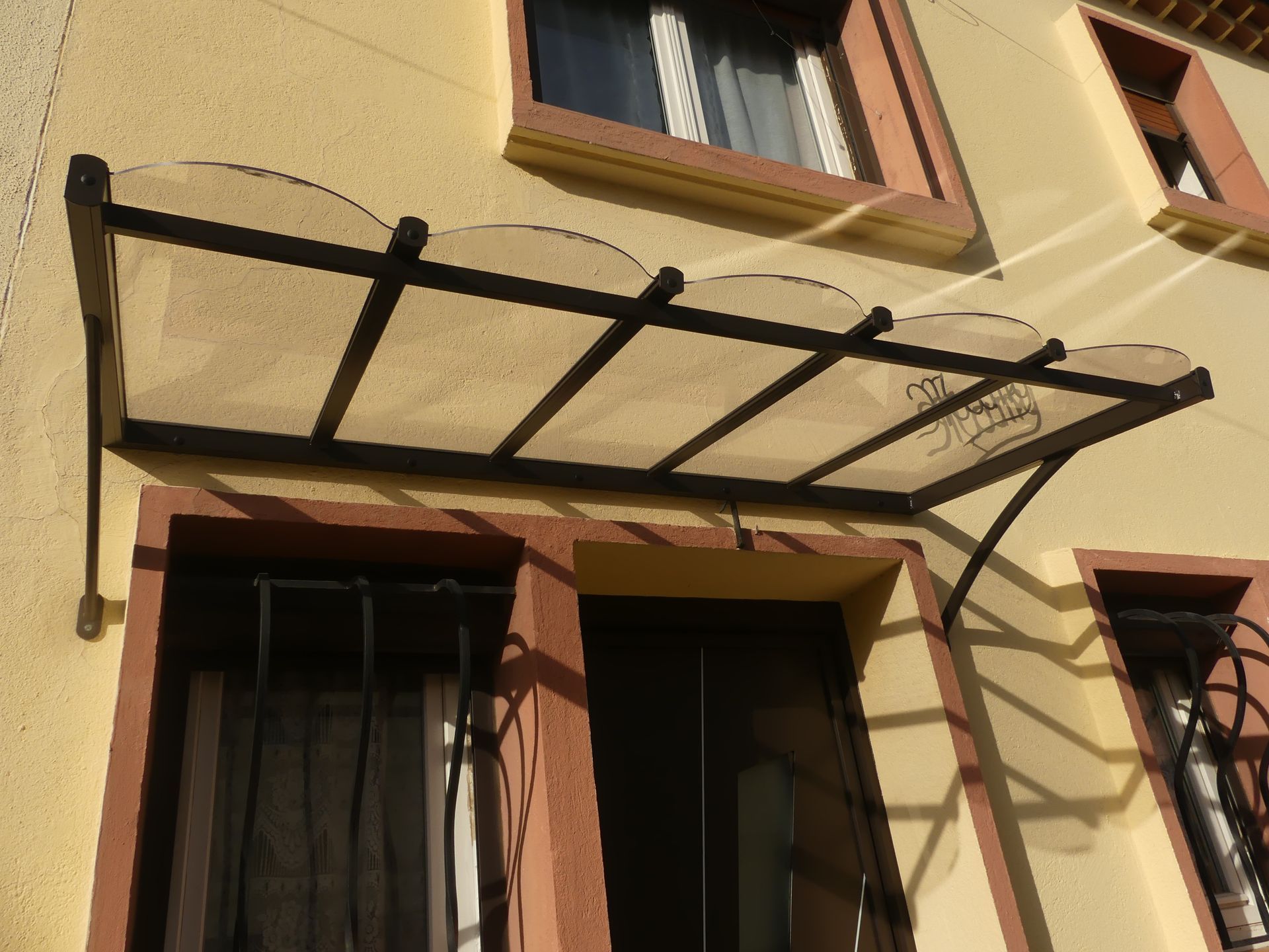 Marquise à ossature en aluminium de couleur noire