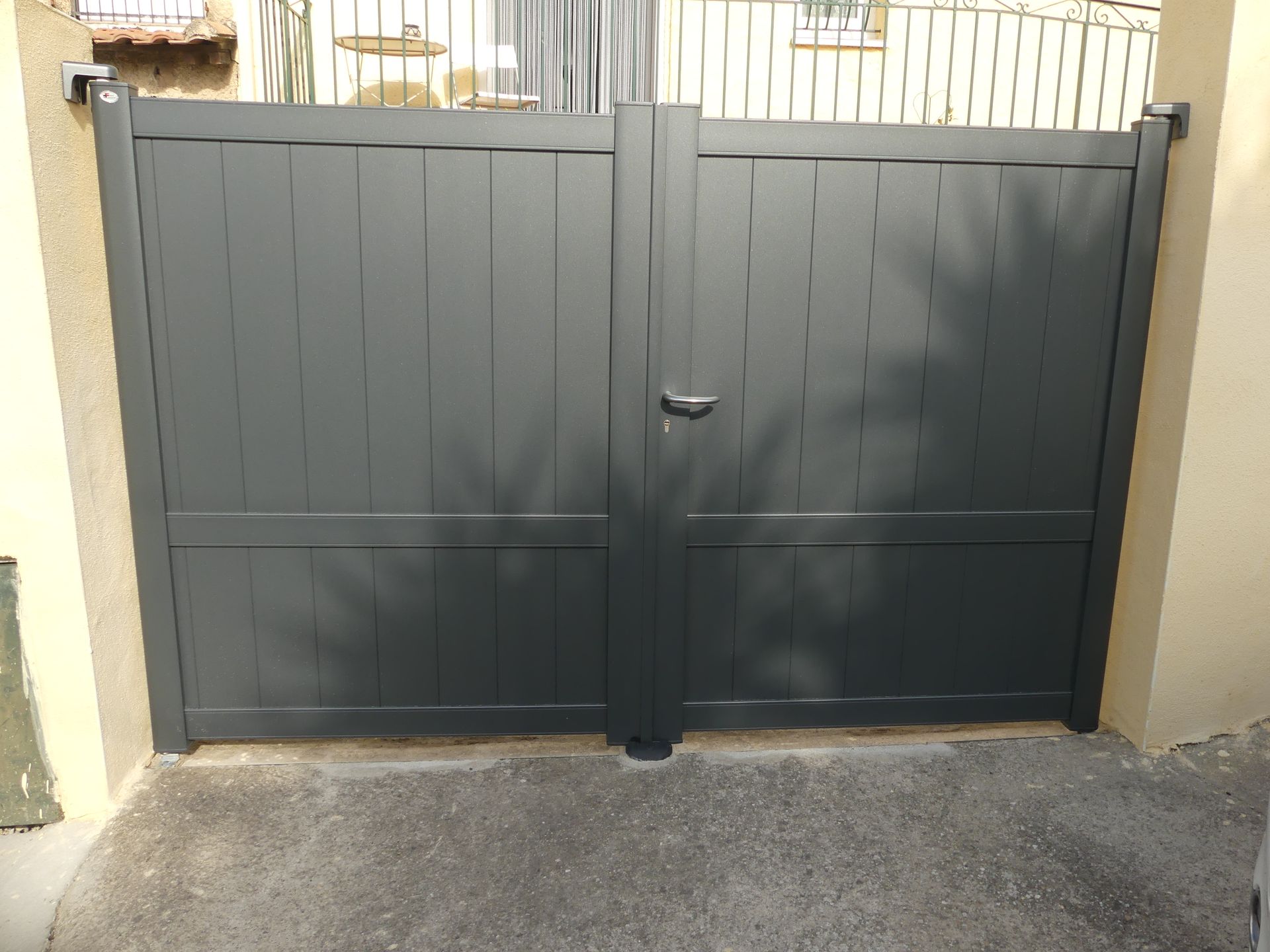 Portail gris anthracite à double battant fermé