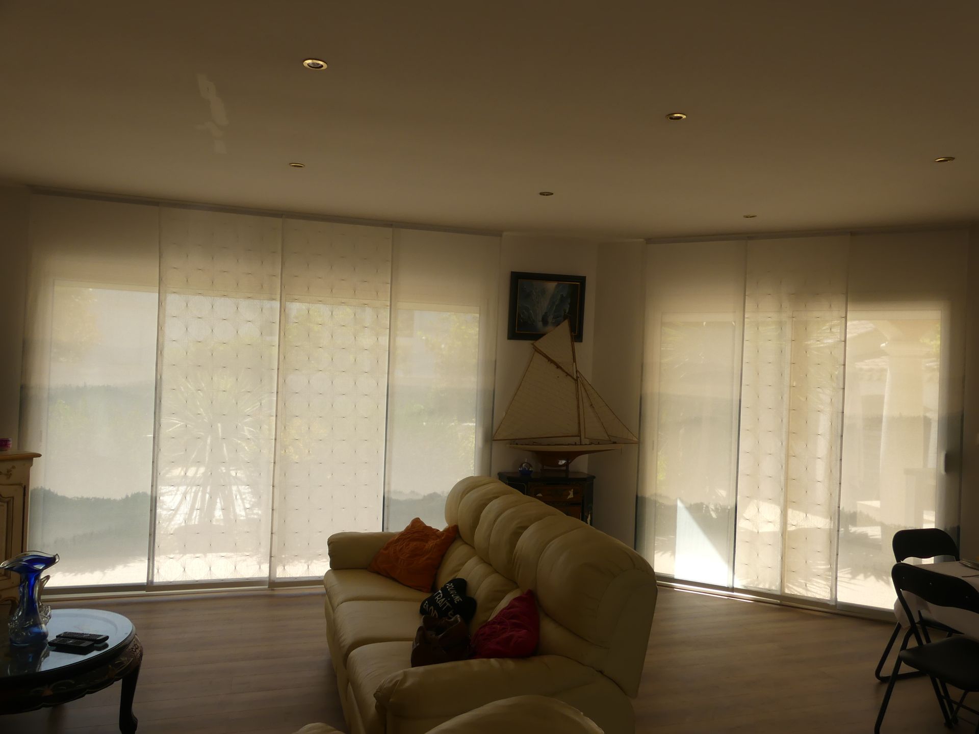 Salon avec un canapé muni de volets intérieurs en tissu fermés