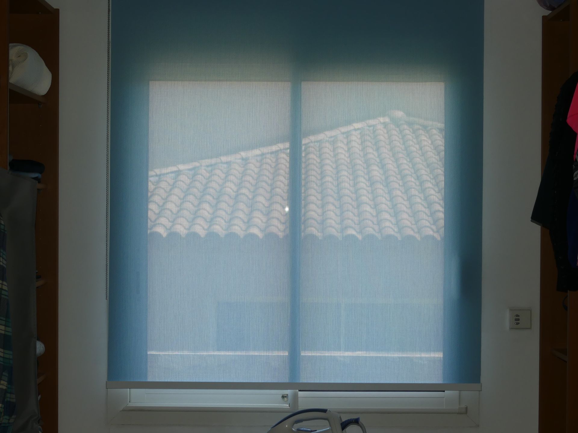 Volets intérieurs en tissu de couleur bleue fermés 