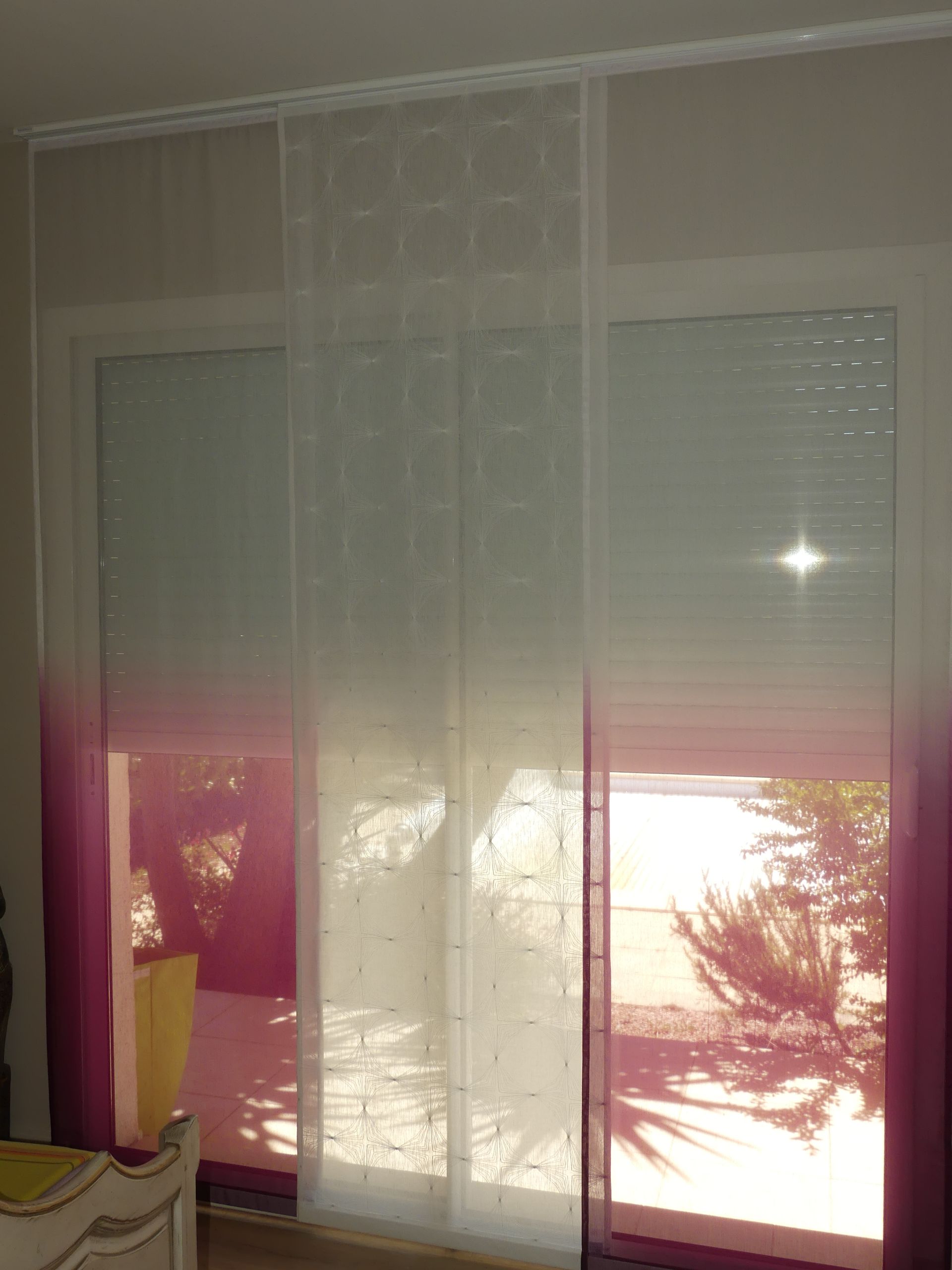 Volets intérieurs en tissu rose et blanc