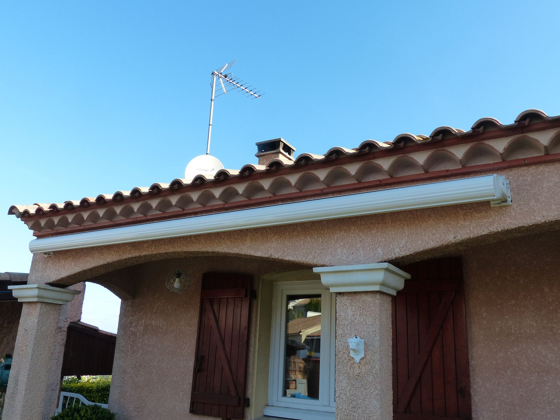 Store extérieur le long d'une façade d'une maison