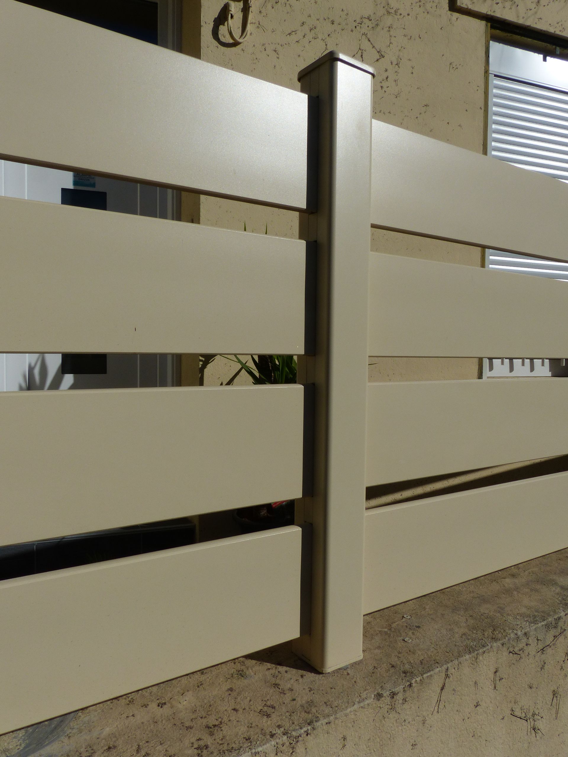 Gros plan sur les interstices d'une clôture en PVC