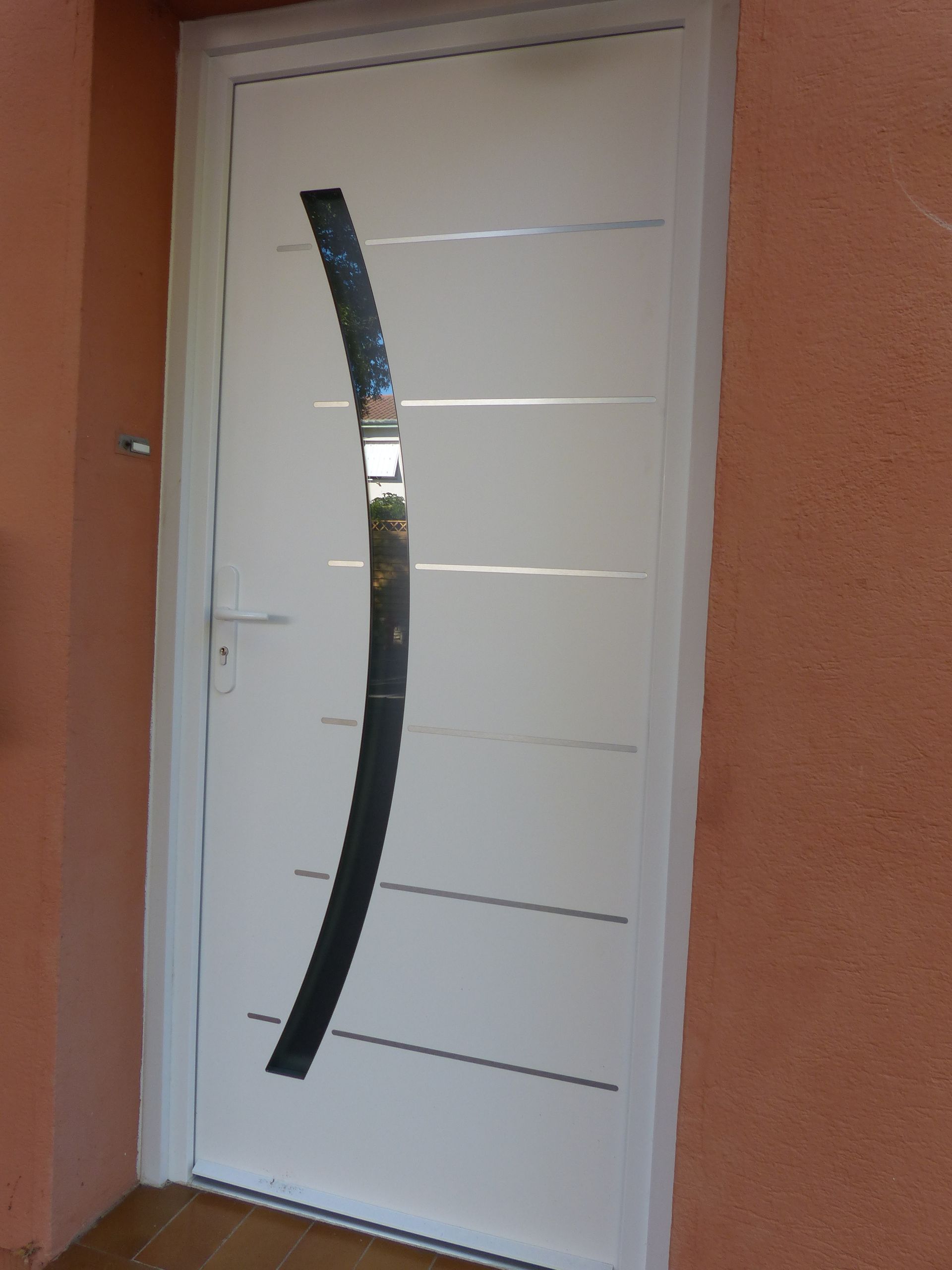 Porte d'entrée blanche en aluminium 03