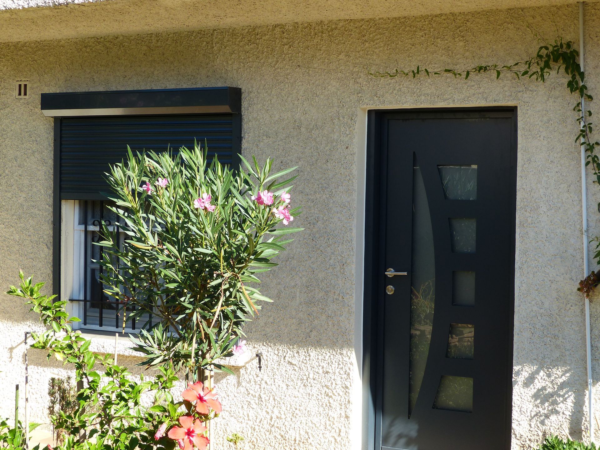 Maison à la porte et au store de couleur noir anthracite