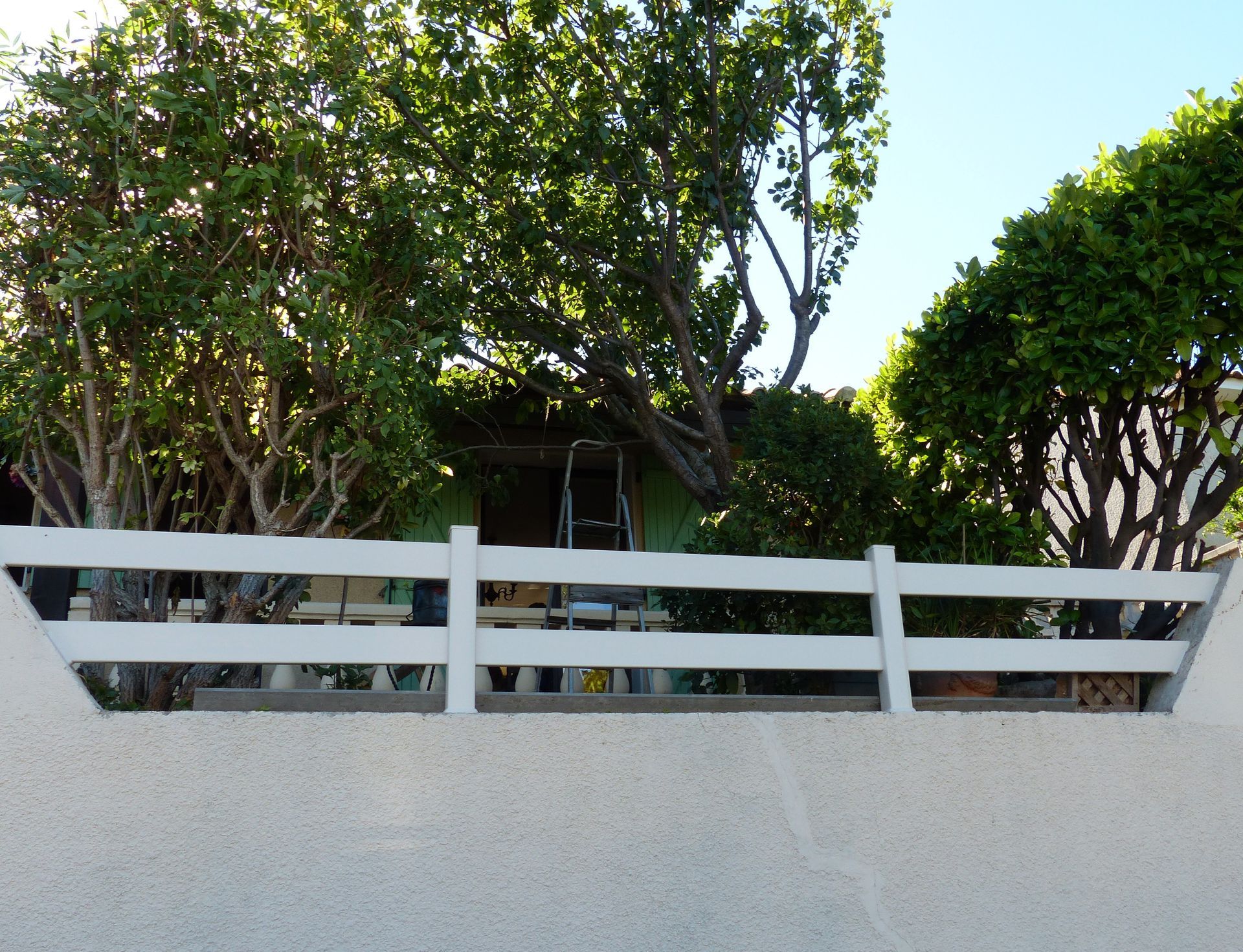 Rambarde blanche sur un muret