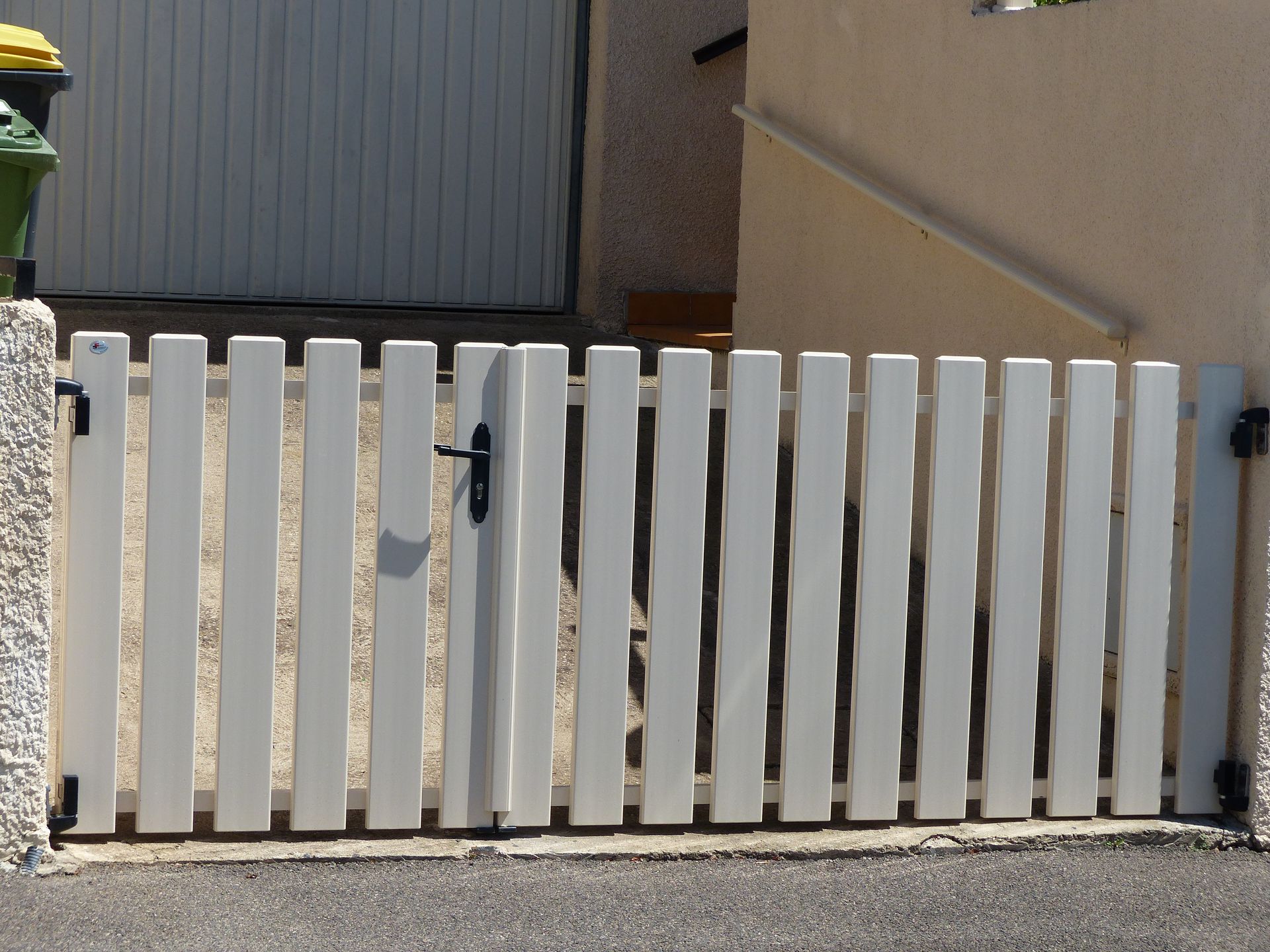 Portail blanc avec accès par un petit portillon