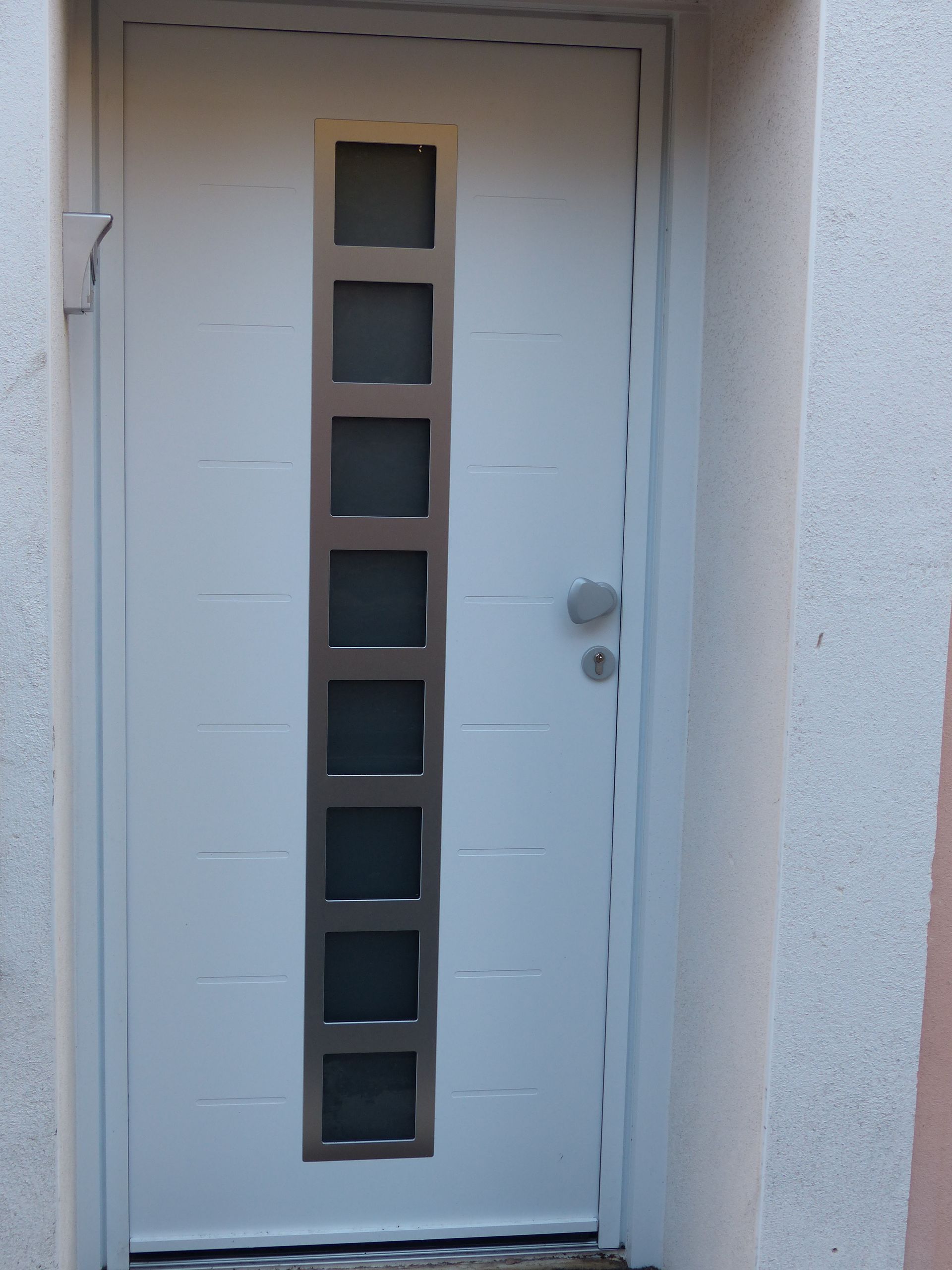 Porte d'entrée blanche en aluminium 02