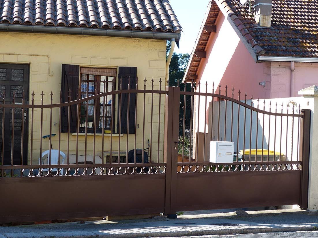 Portail en fer devant une habitation