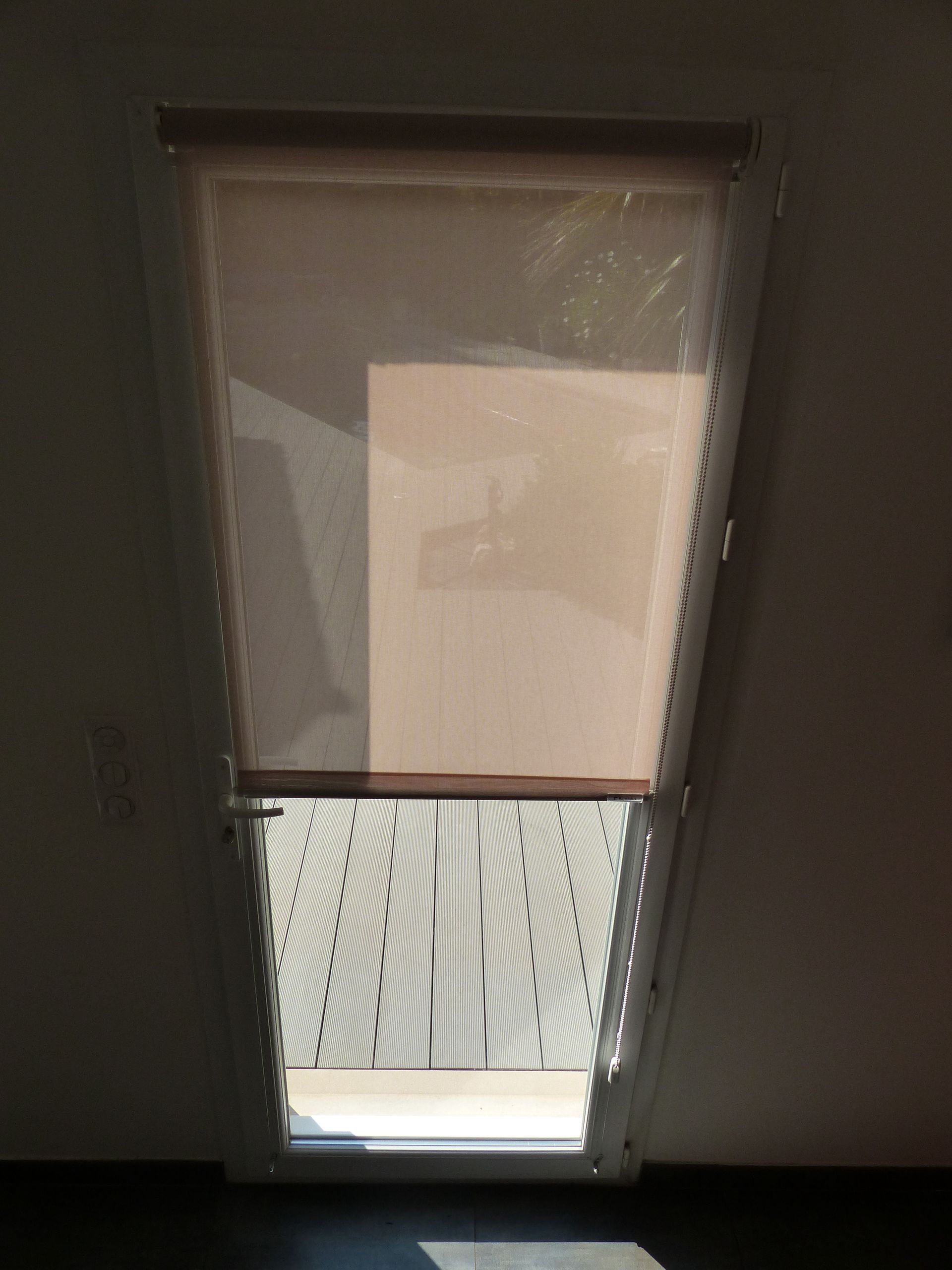 Store d'intérieur à moitié ouvert