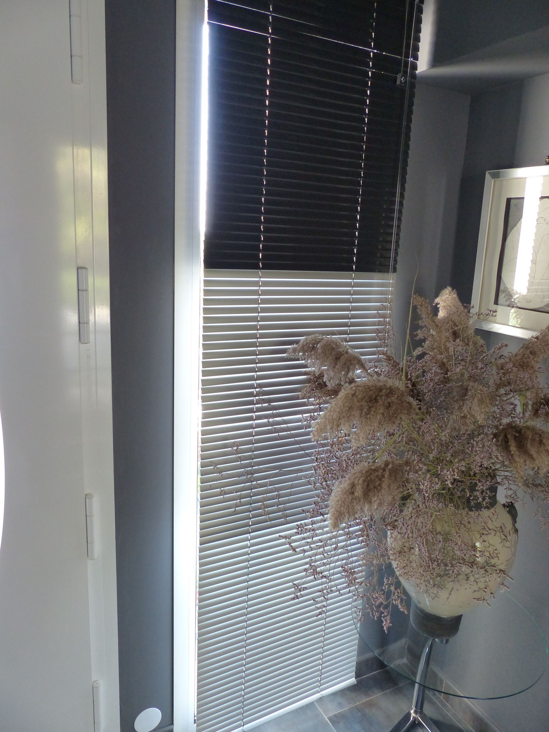 Store vénitien devant une fenêtre