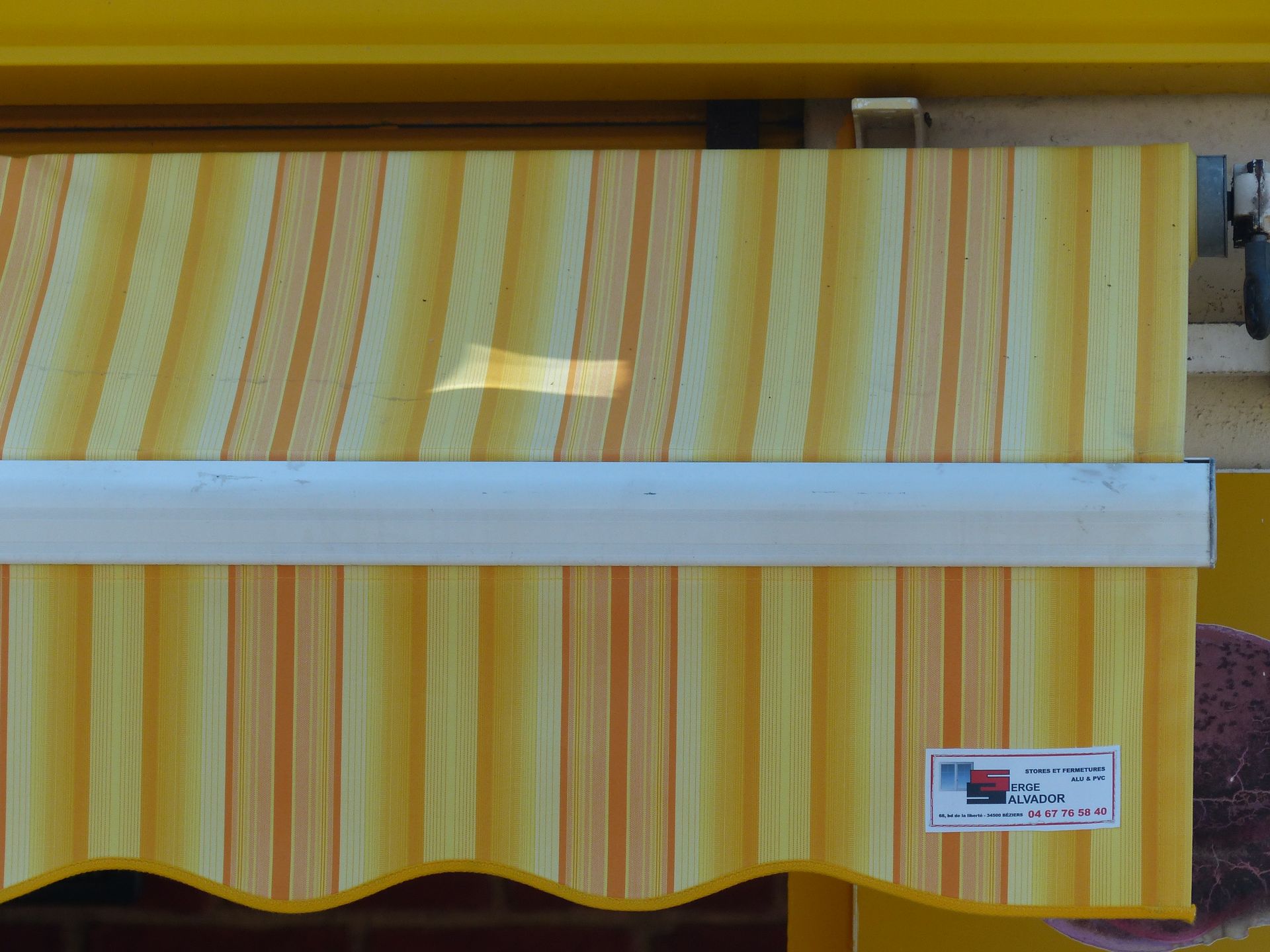 Store extérieur jaune et orange déployé 01