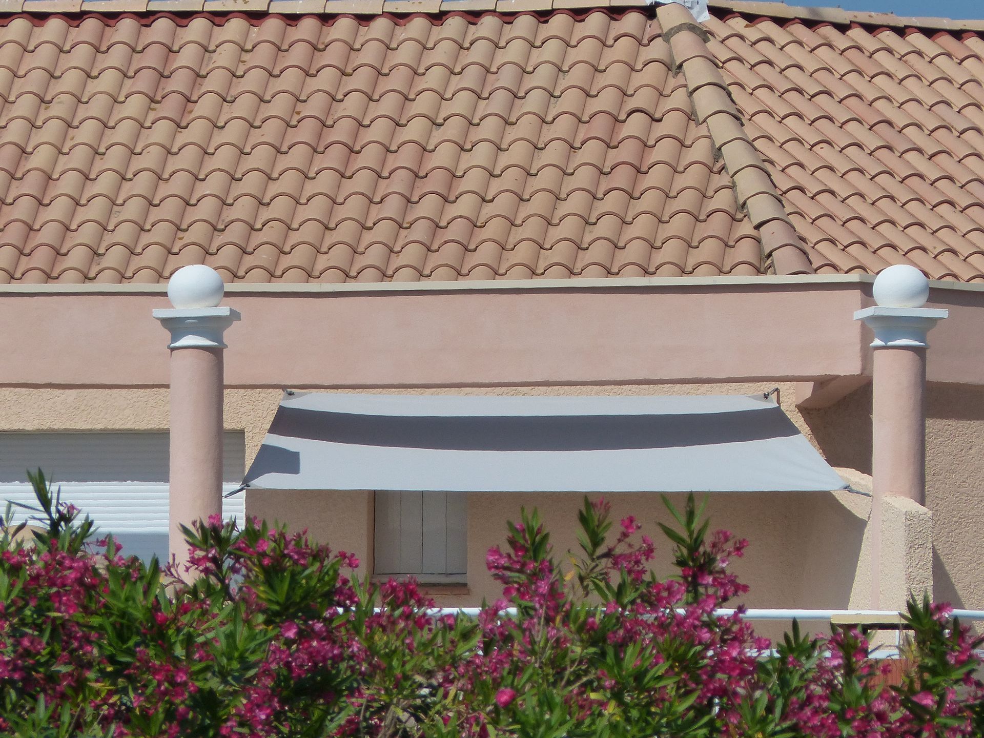 Store extérieur attaché à deux piliers d'une maison