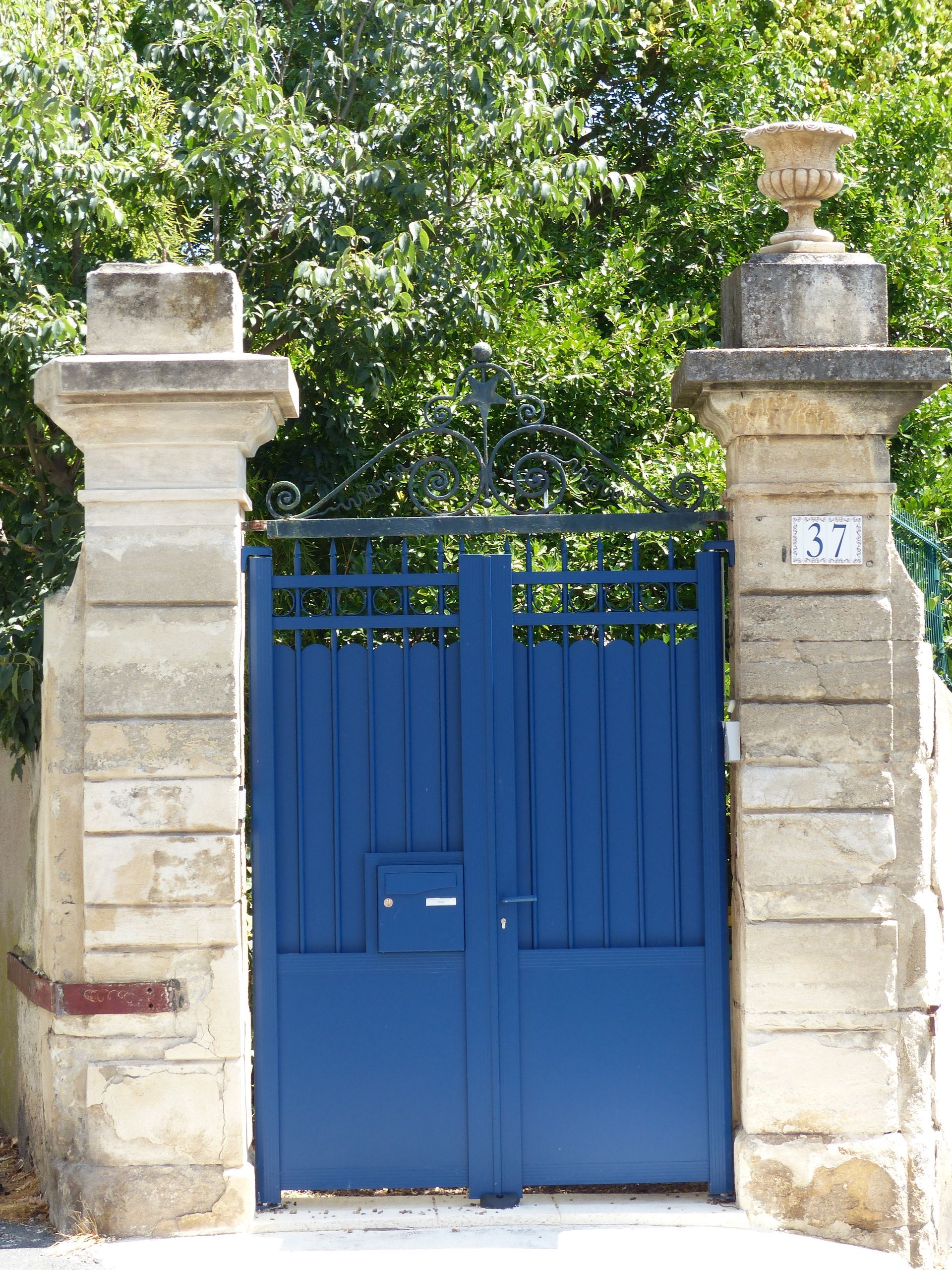 Portillon bleu au numéro 37