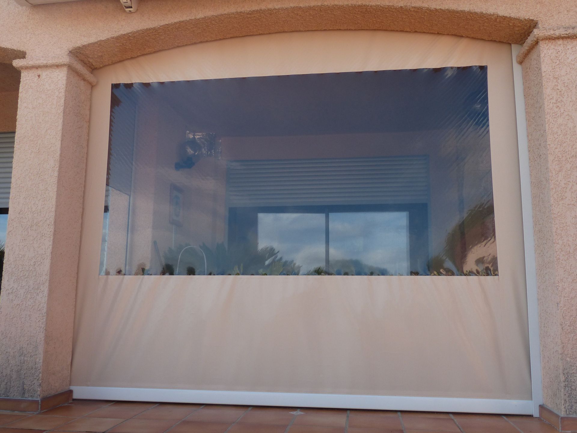 Store extérieur fermé de la même couleur que le mur de la maison