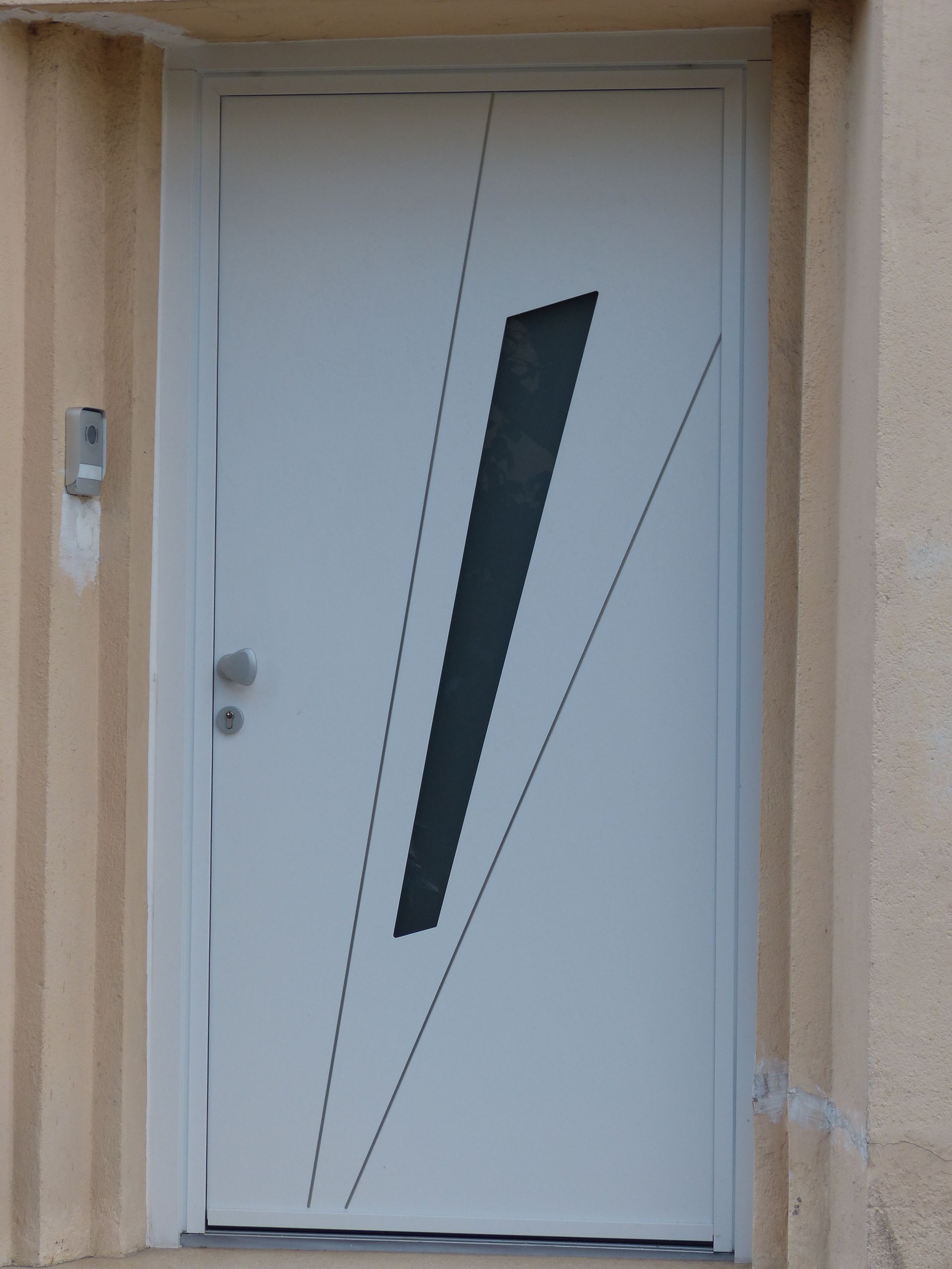 Porte d'entrée blanche en aluminium 01