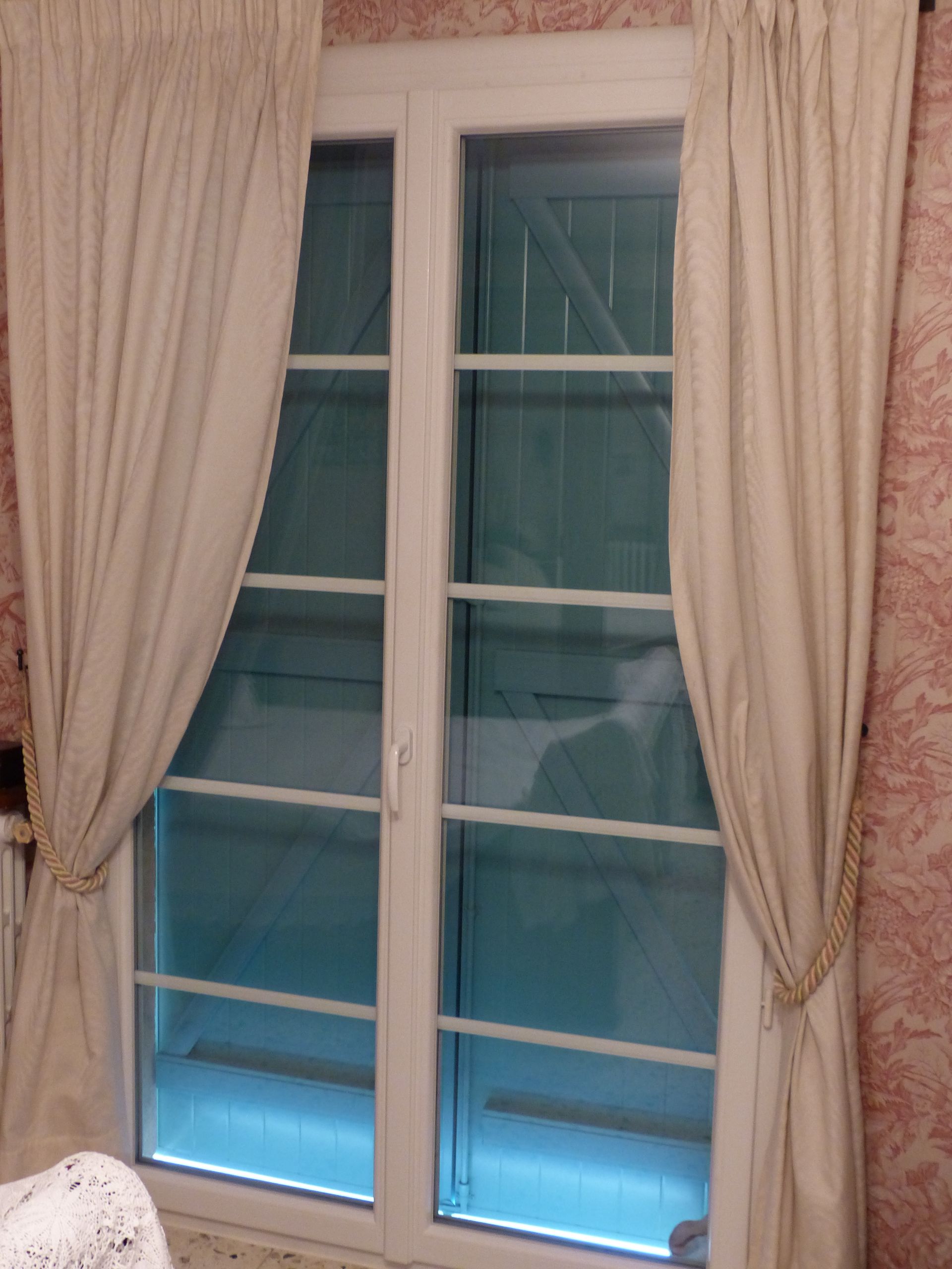 Fenêtre avec rideau et volets fermés