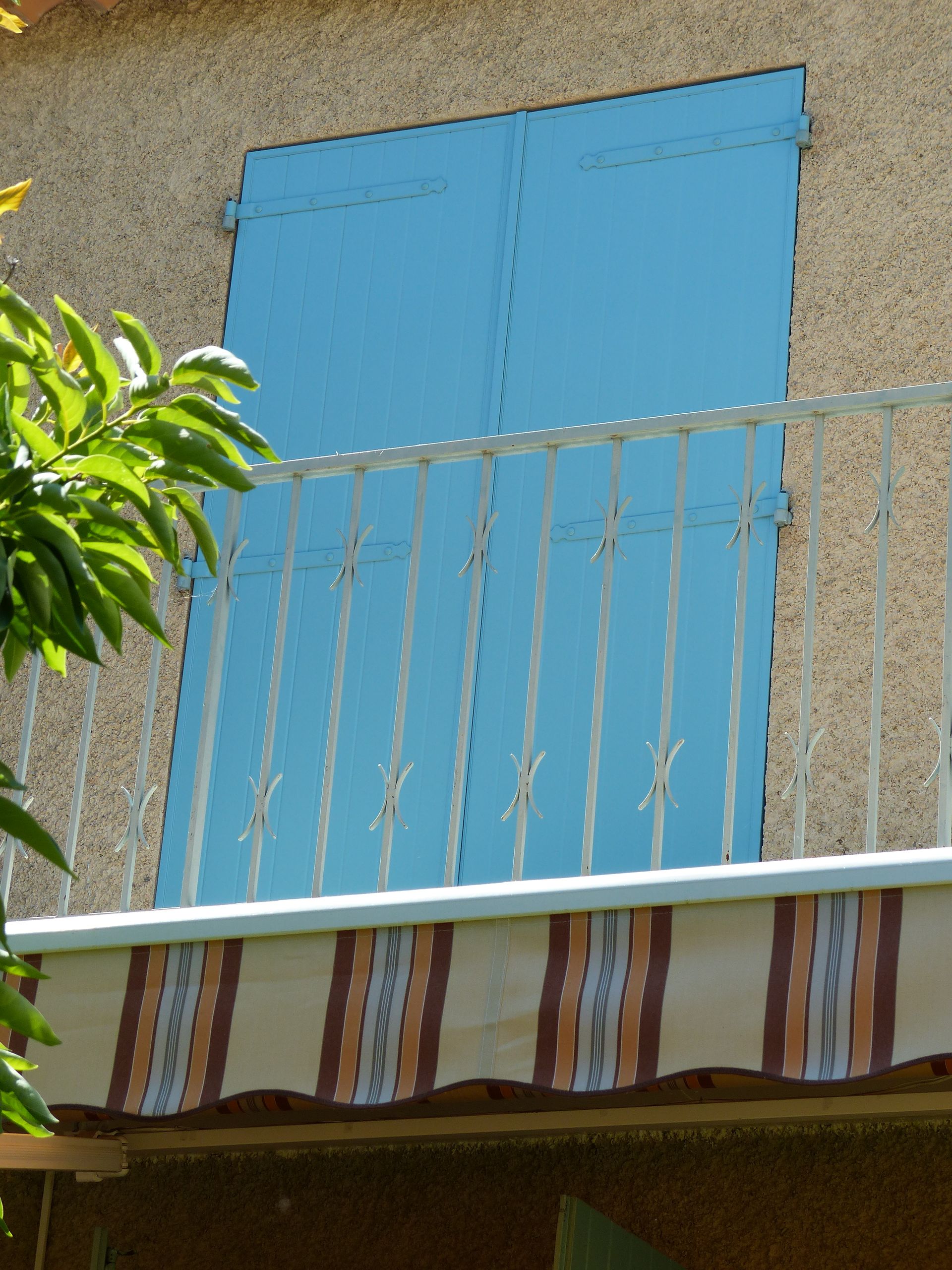 Volet battant bleu fermé