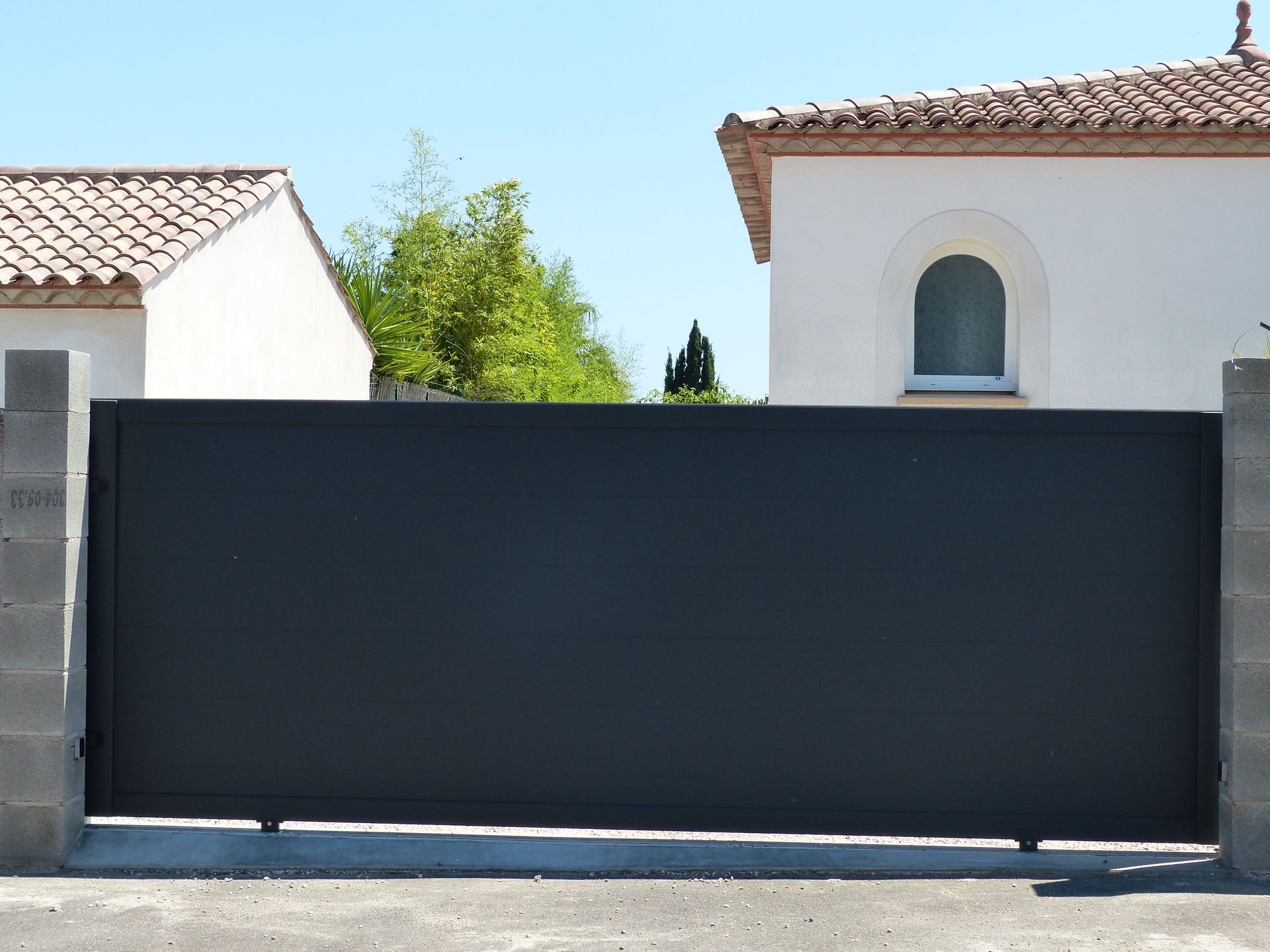 Portail de couleur noire fermé 01