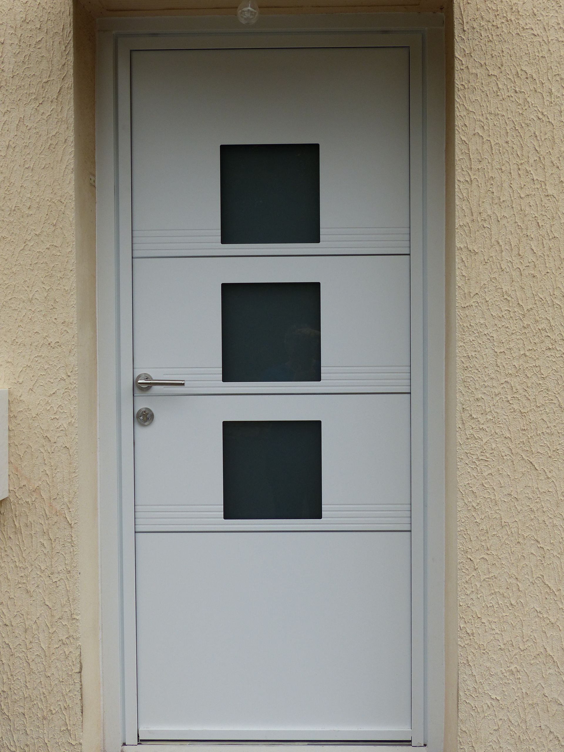 Porte d'entrée en aluminium blanche