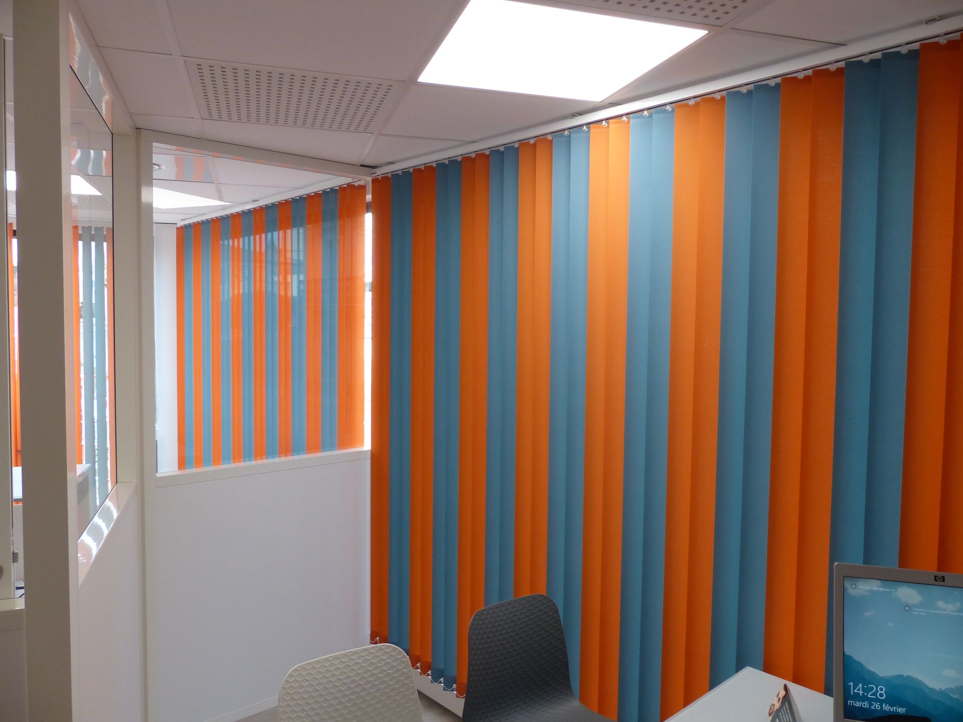 Store à lames de deux couleurs dans un bureau