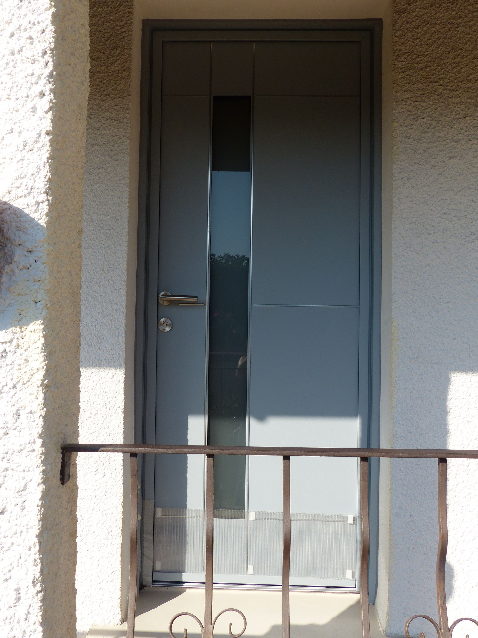 Porte d'entrée en aluminium de couleur grise