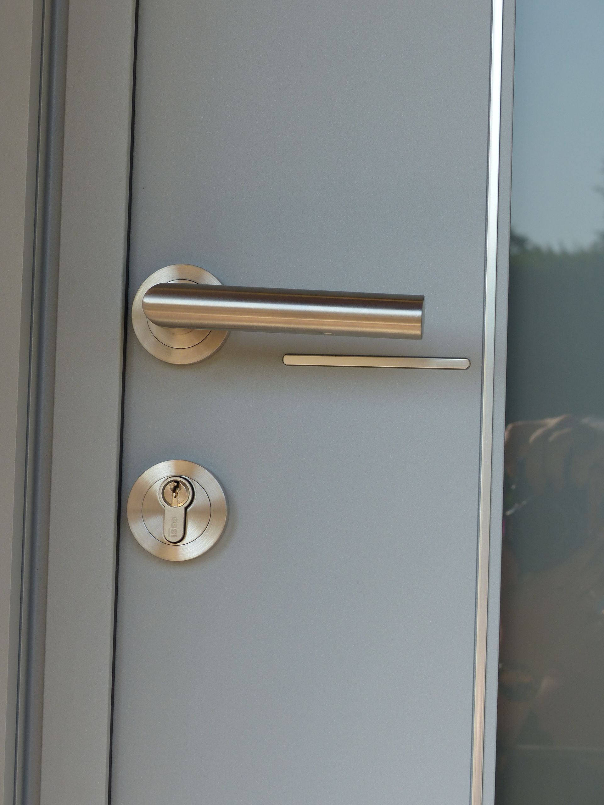 Gros plan sur la poignée d'une porte d'entrée en aluminium