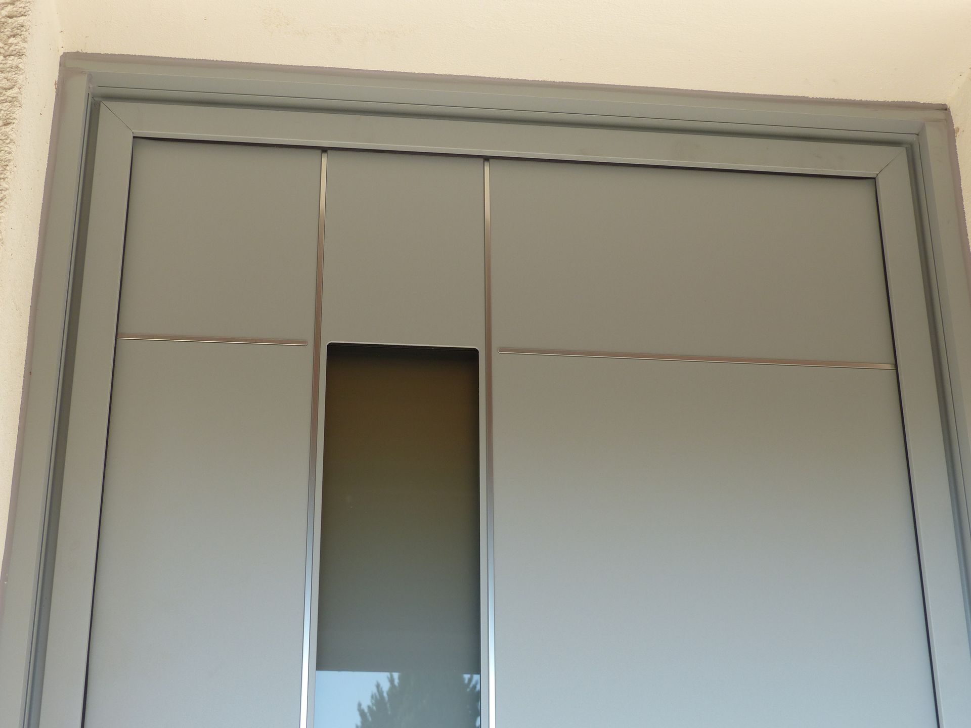 Gros plan sur la partie supérieure d'une porte d'entrée en aluminium