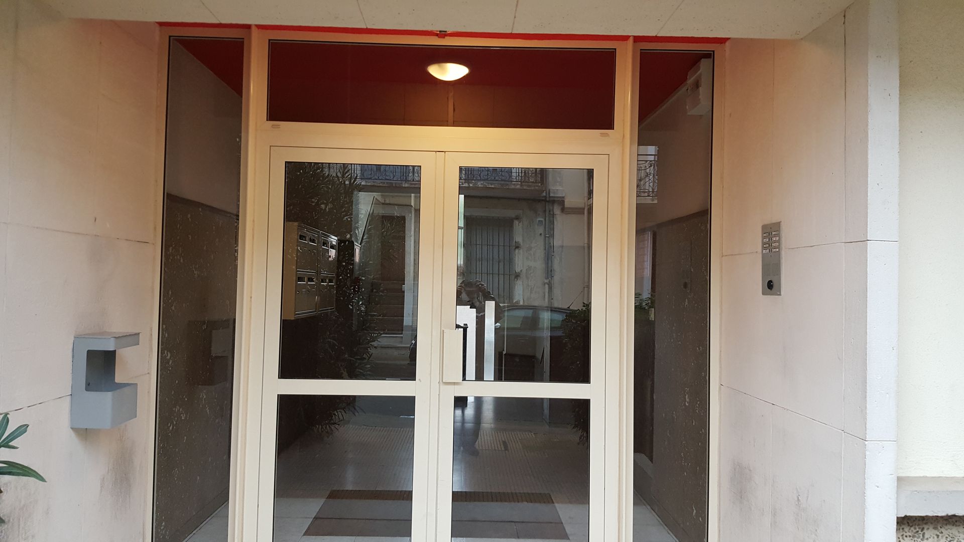 Porte d'entrée d'un immeuble