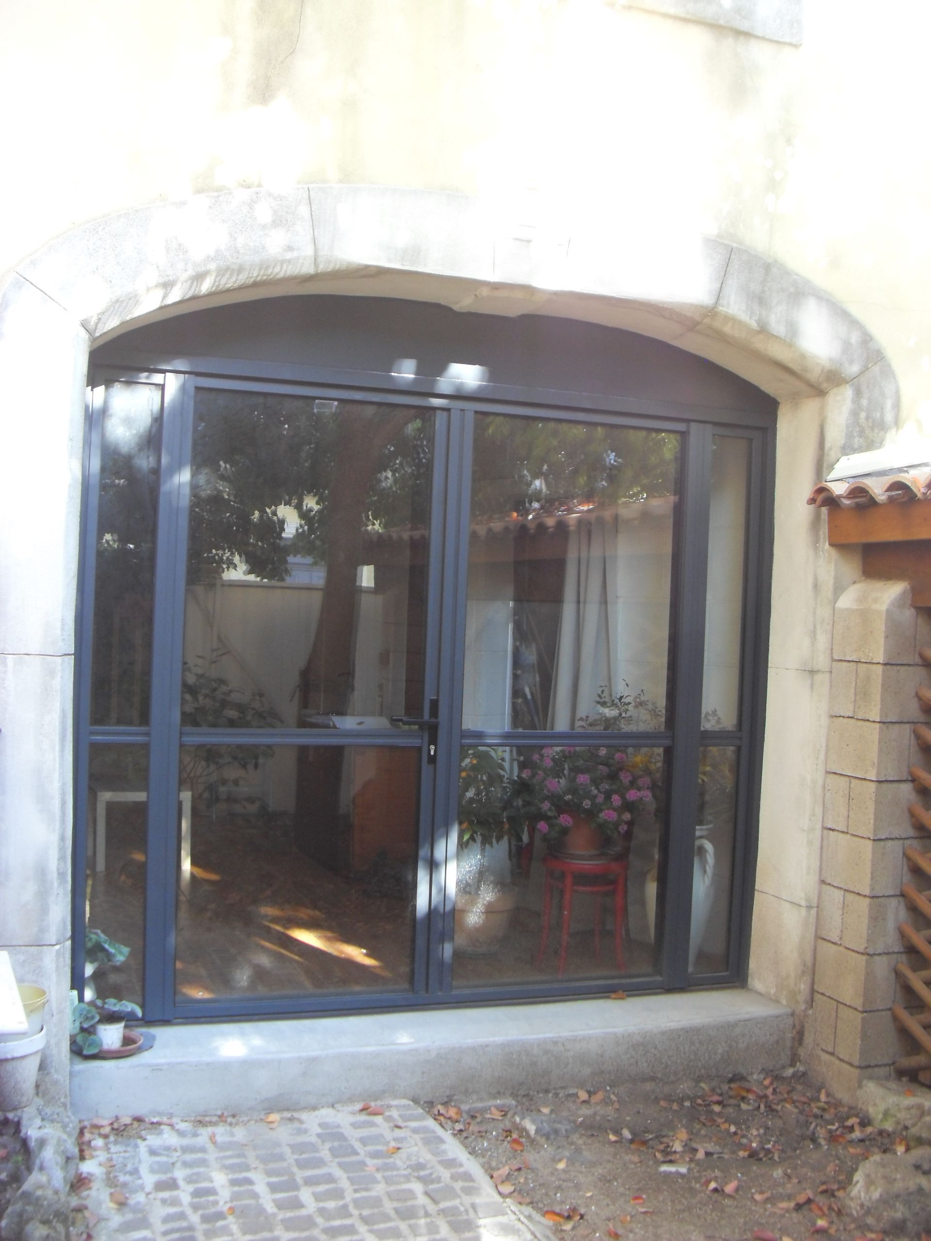 Porte d'entrée avec de grandes vitres