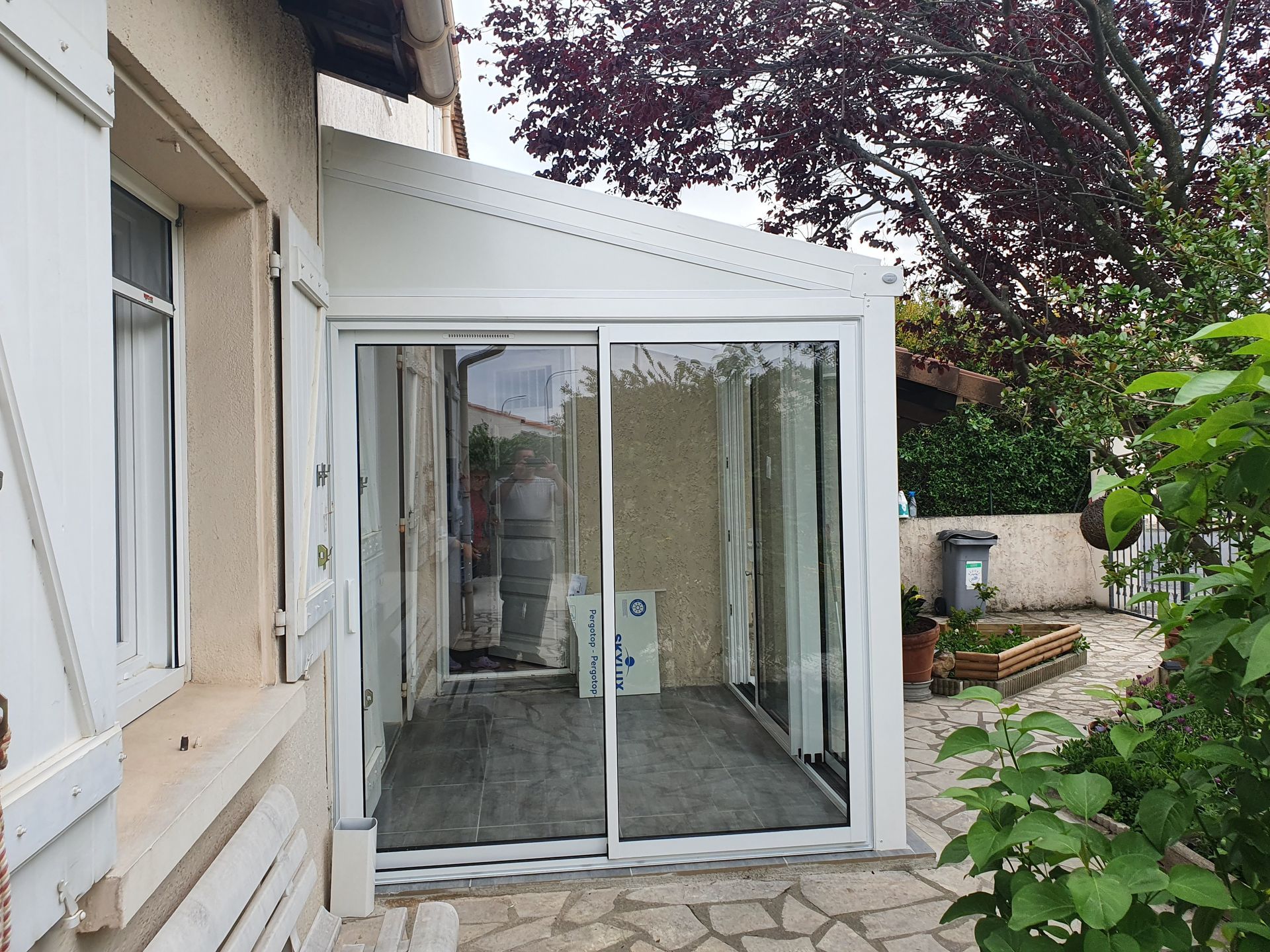 Carport en aluminium blanc avec baie vitrée