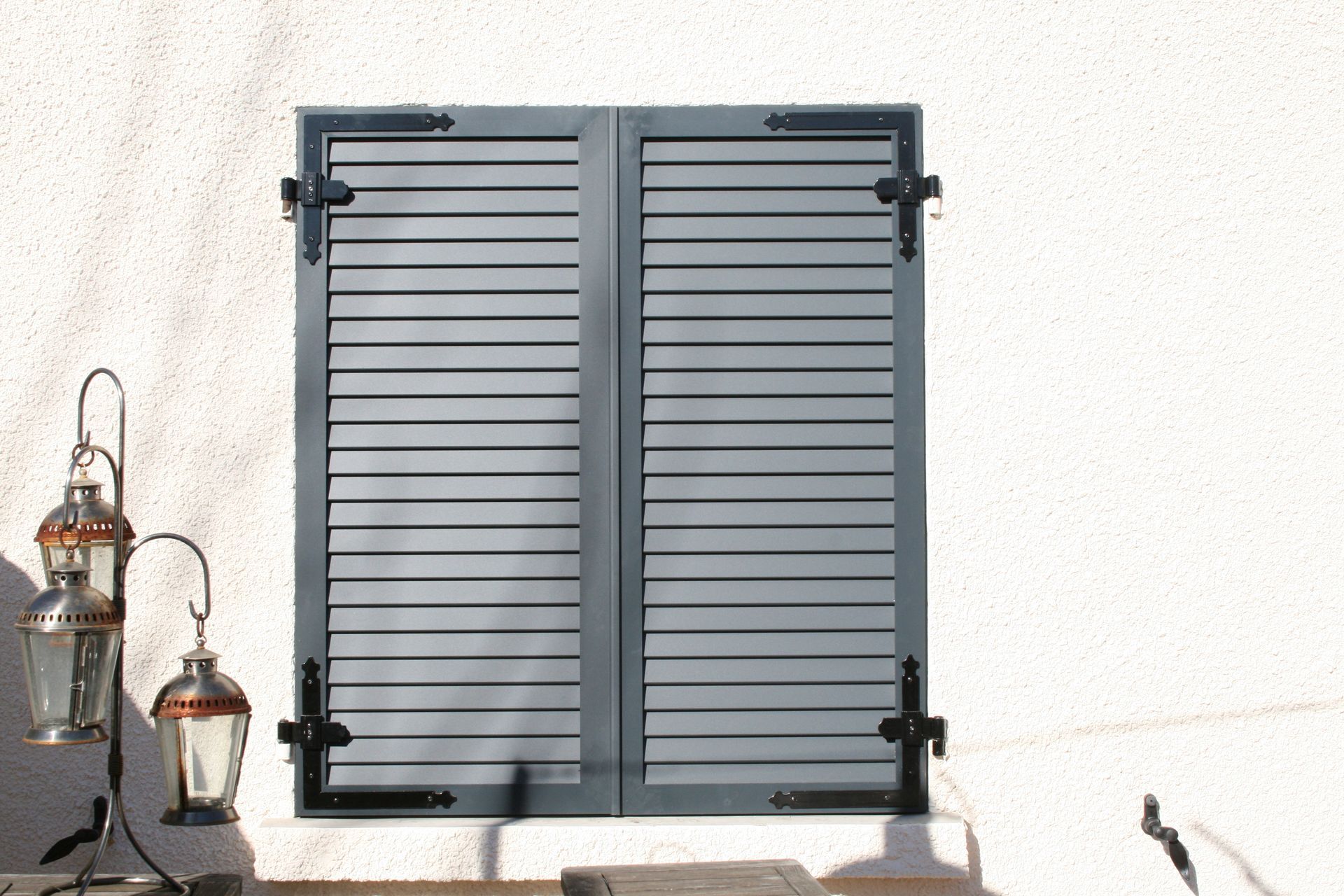Volet de fenêtre noir fermé