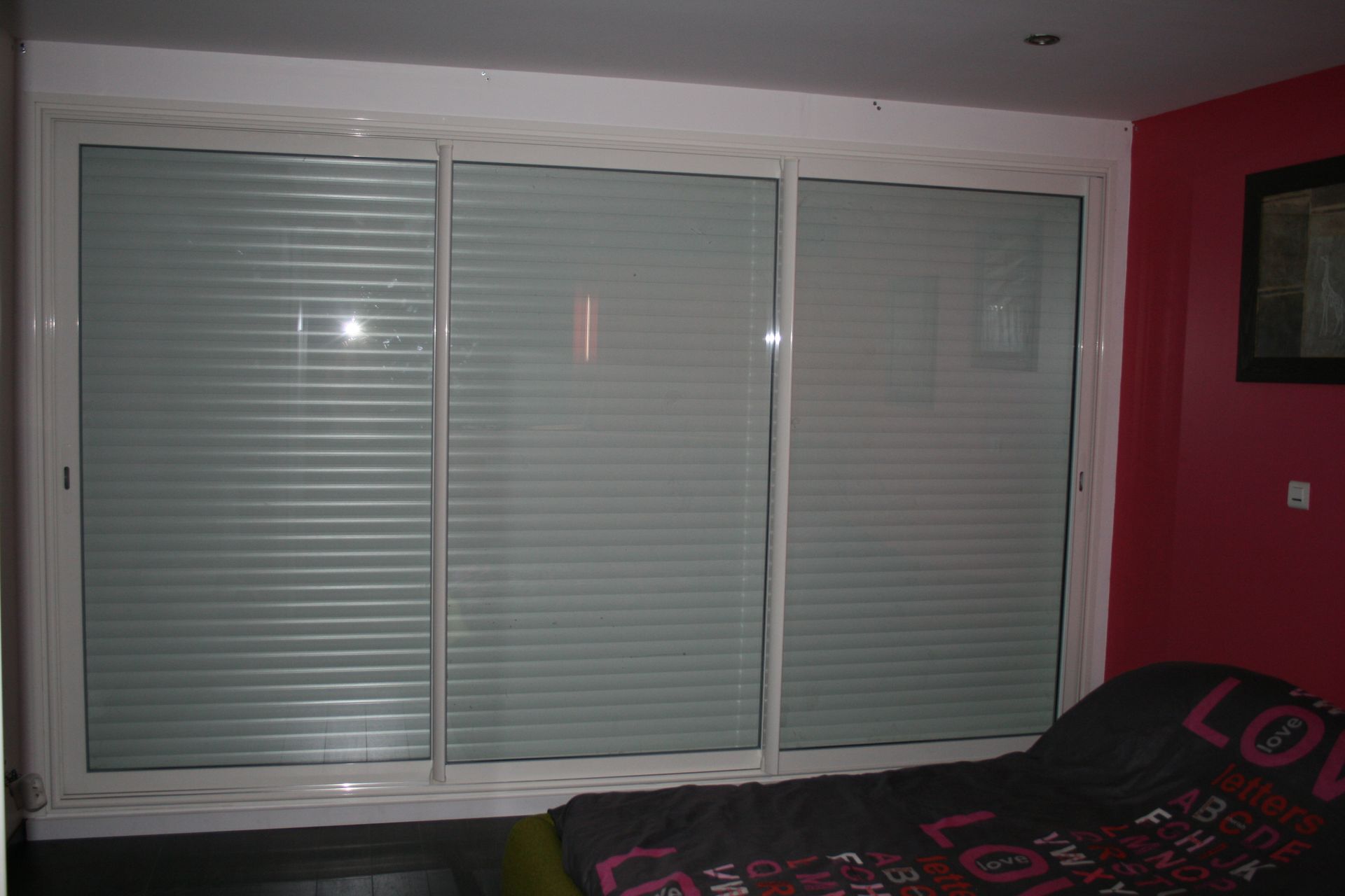 Grande baie vitrée aux stores fermés