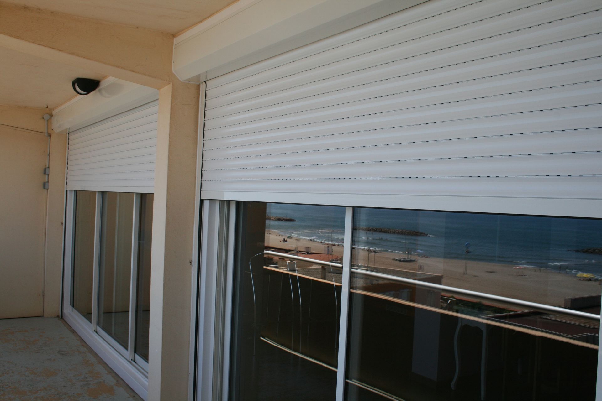 Store à demi-fermé sur deux grandes baies vitrées