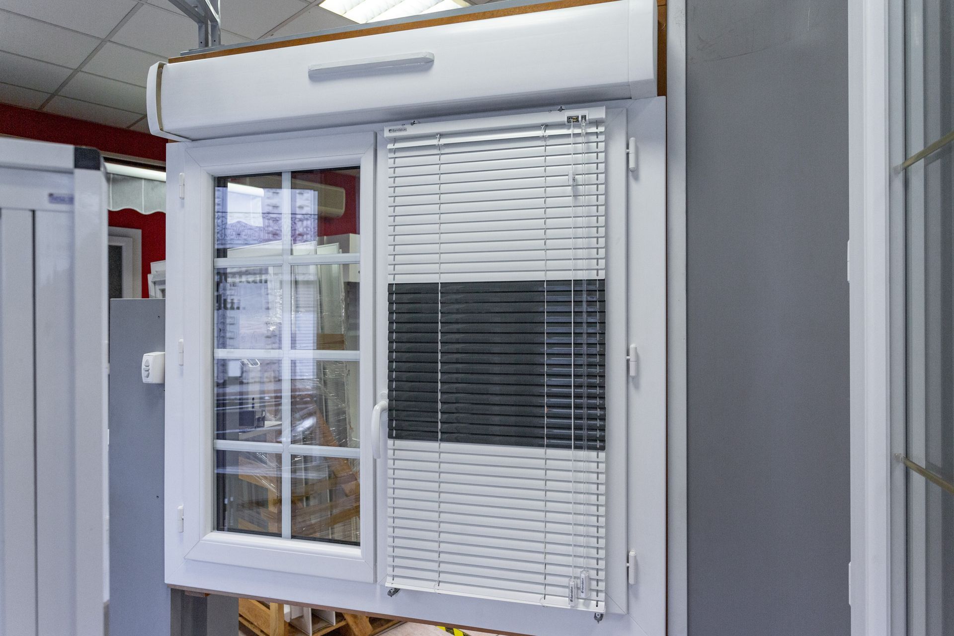 Fenêtre et store d'exposition