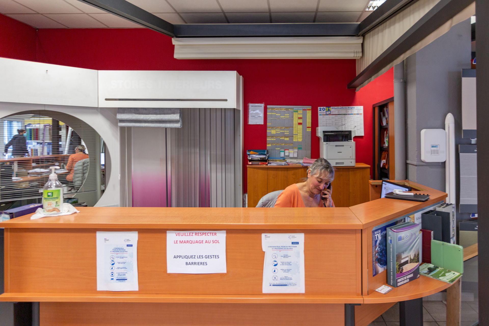 Une personne assise au téléphone à l'accueil de l'entreprise Serge Salvador