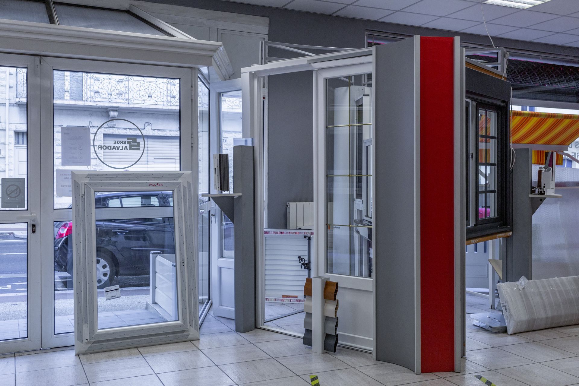 Exposition dans l'entreprise d'un contour de fenêtre et d'une porte-fenêtre