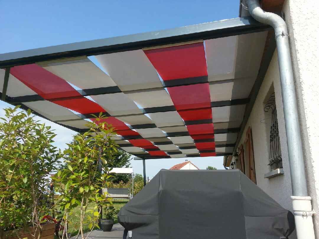 Store extérieur de couleur blanche et rouge