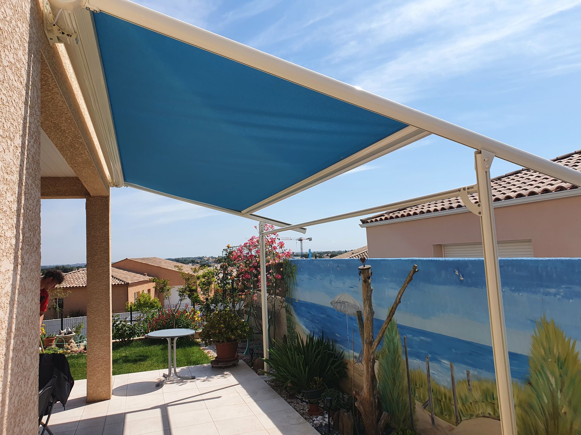 Dessous d'une pergolas dont la toile est de couleurs bleu