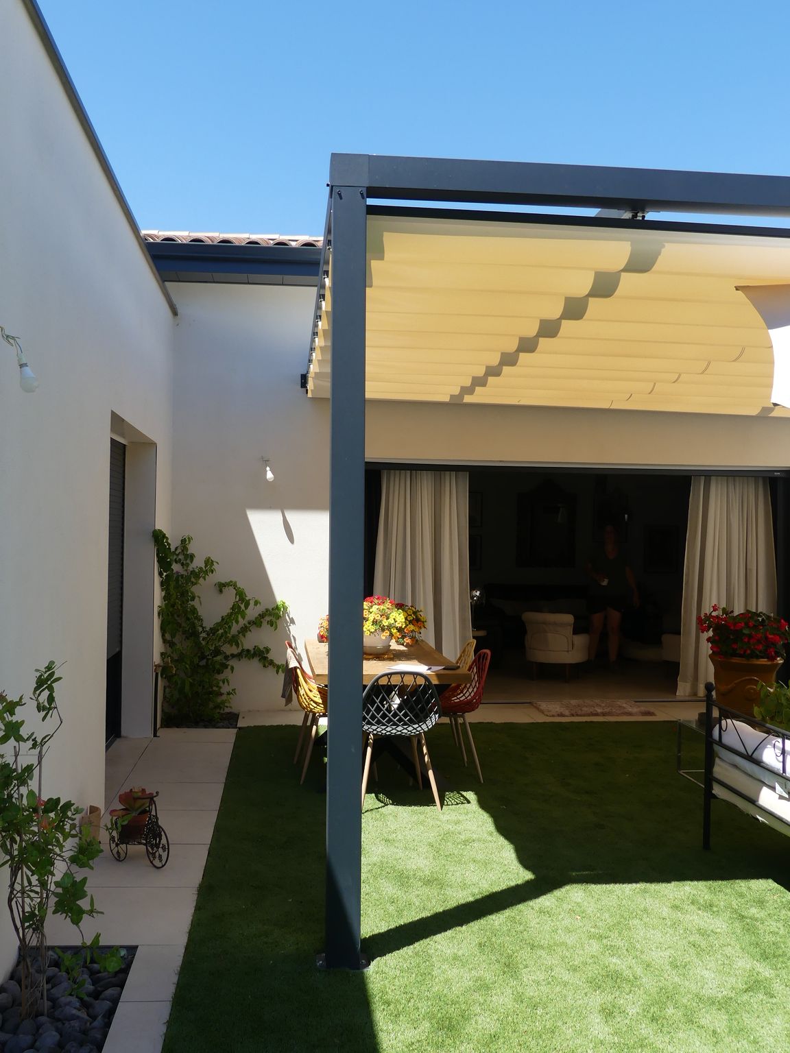 Terrasse au gazon synthétique sous une pergola en toile 02