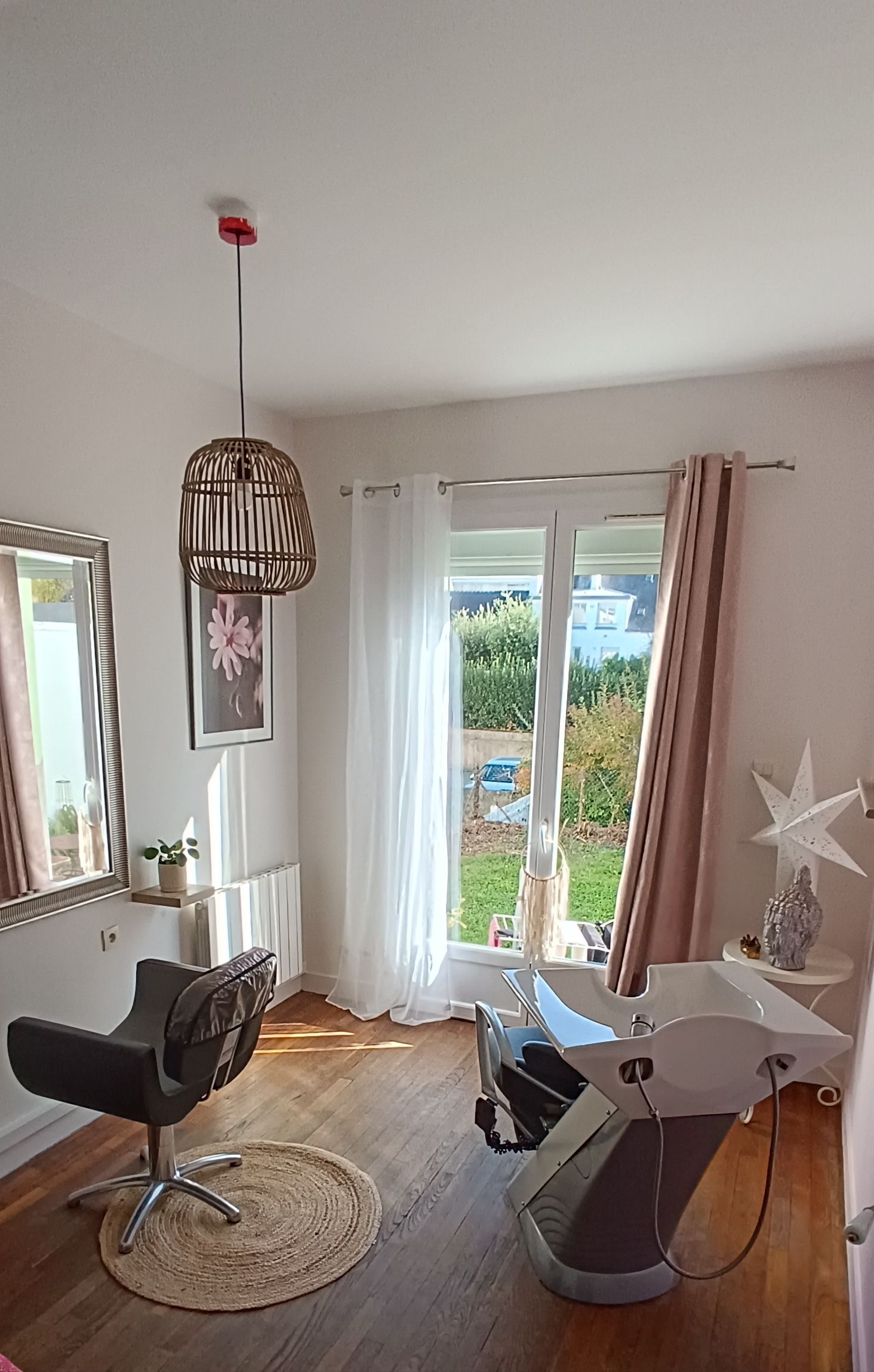 Fauteuil devant un miroir, bac à shampoing à droite