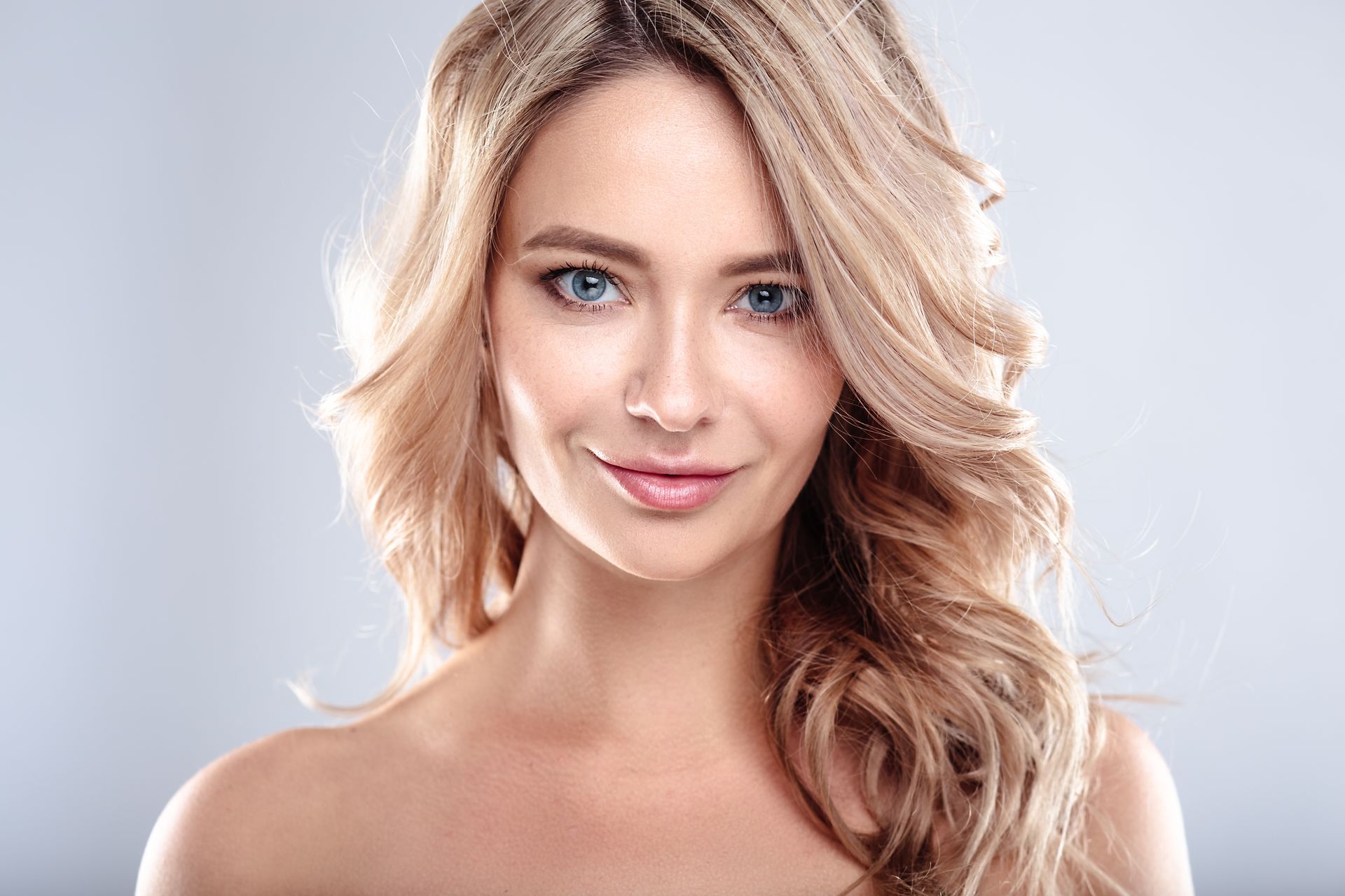 Femme blonde aux yeux bleus