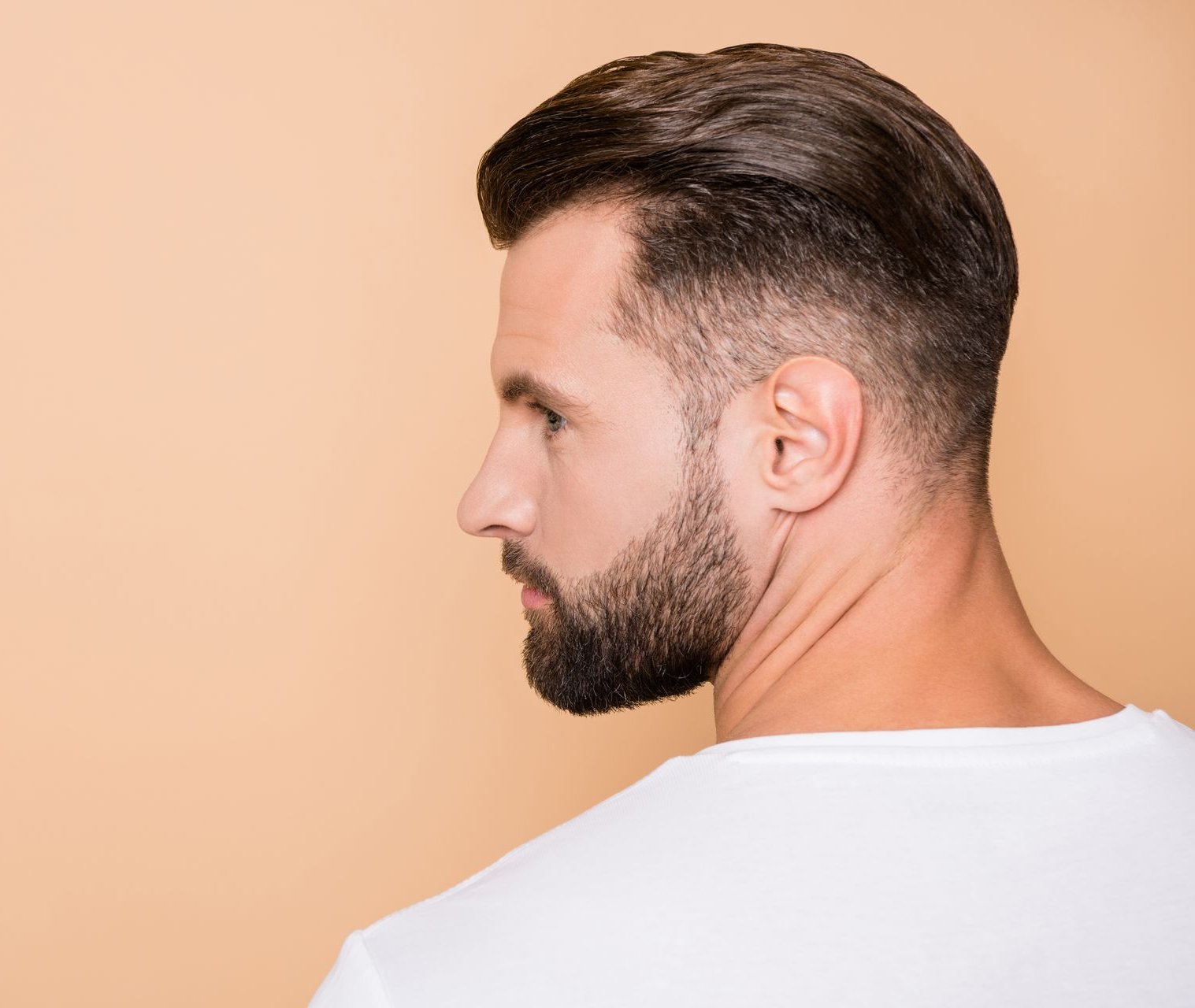 Homme brun de profil, portant une barbe