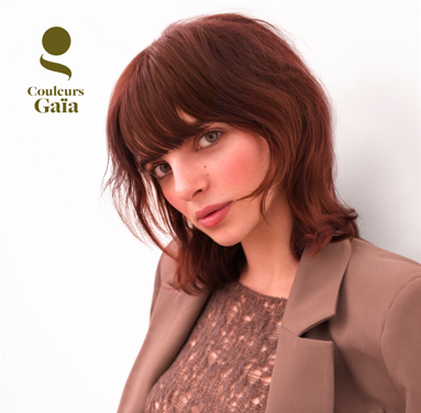 Femme rousse aux cheveux lisses