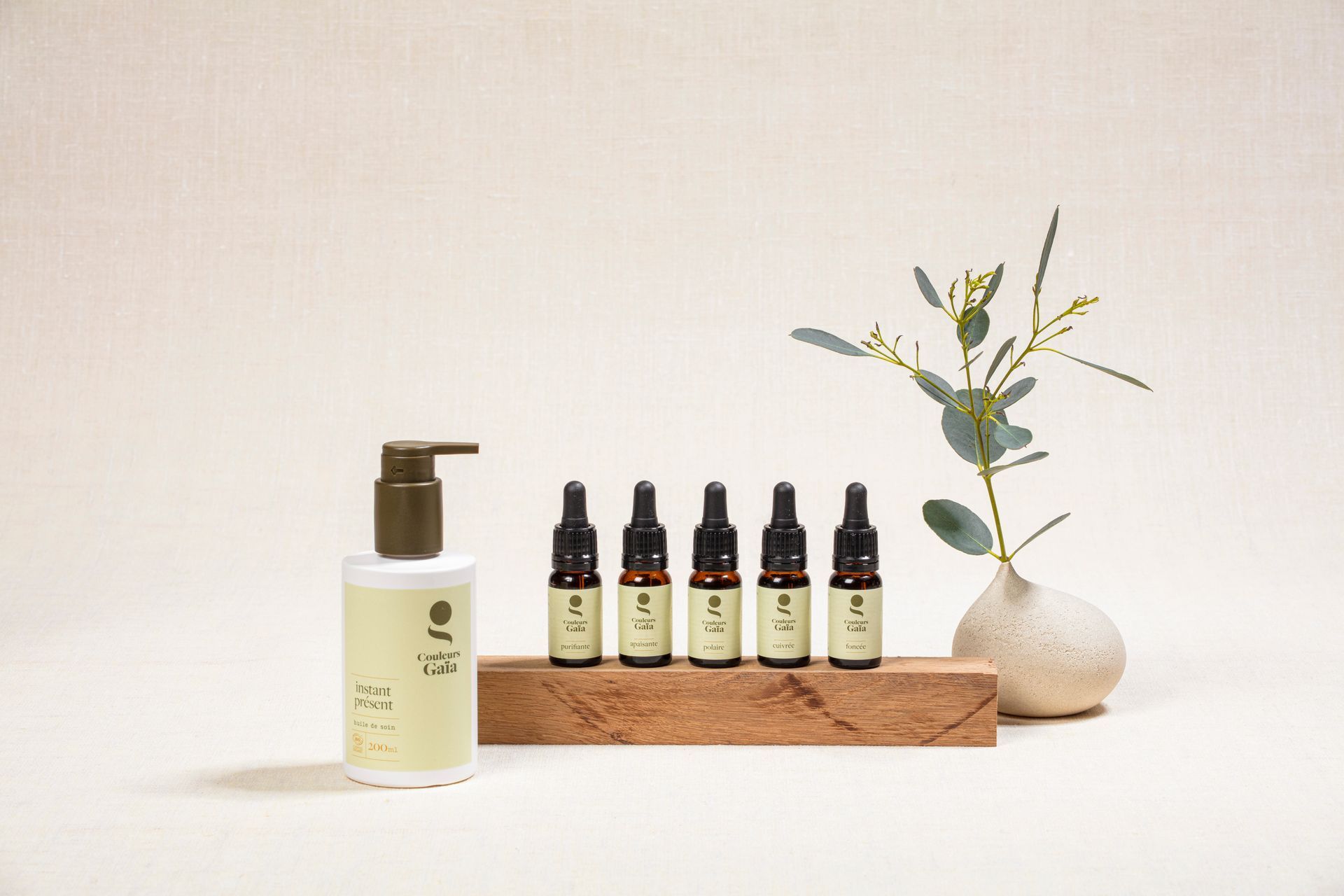 Produits Quintessence alignés sur un présentoir en bois