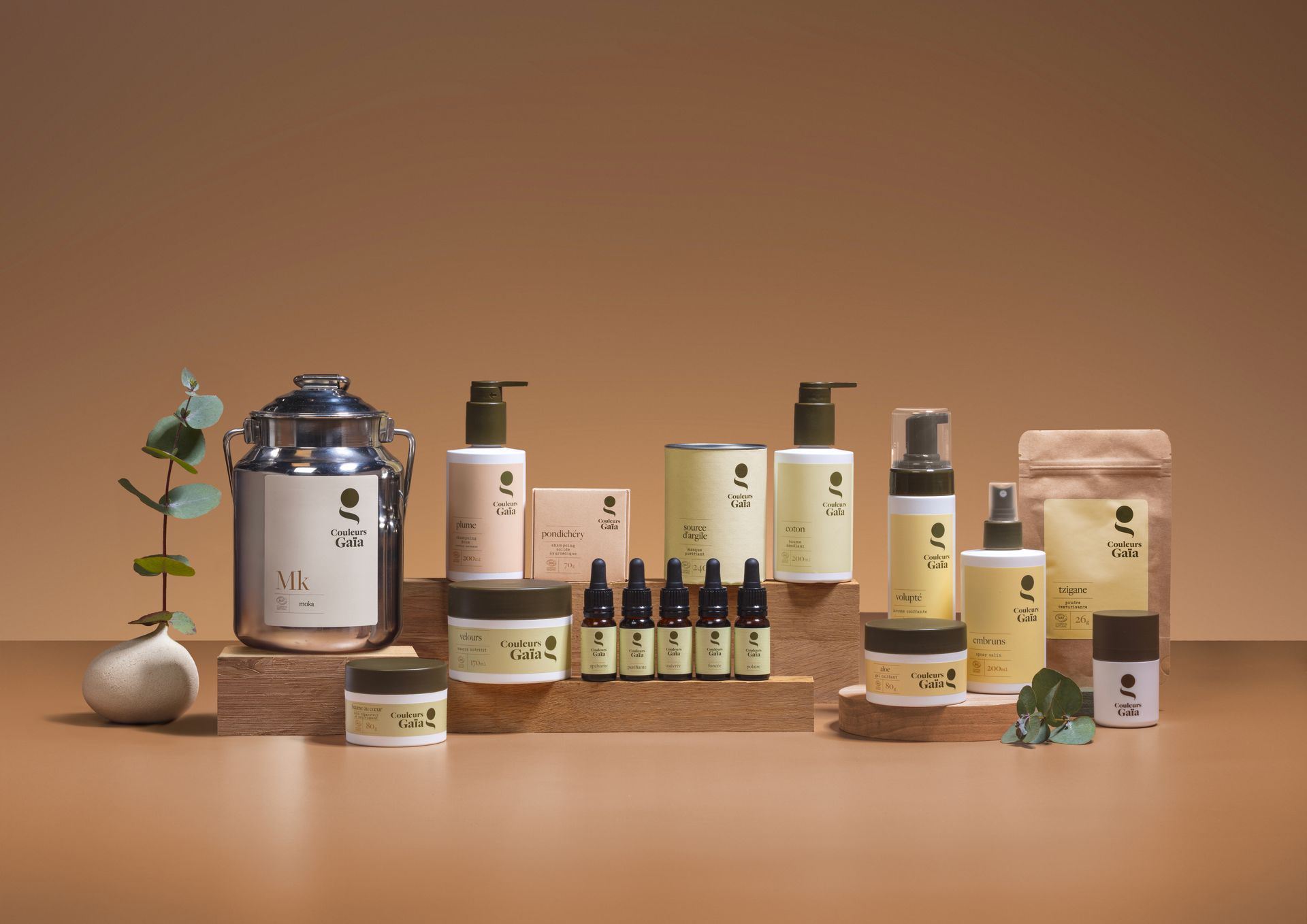 Tous les soins capillaires Couleurs Gaïa sur des présentoirs en bois