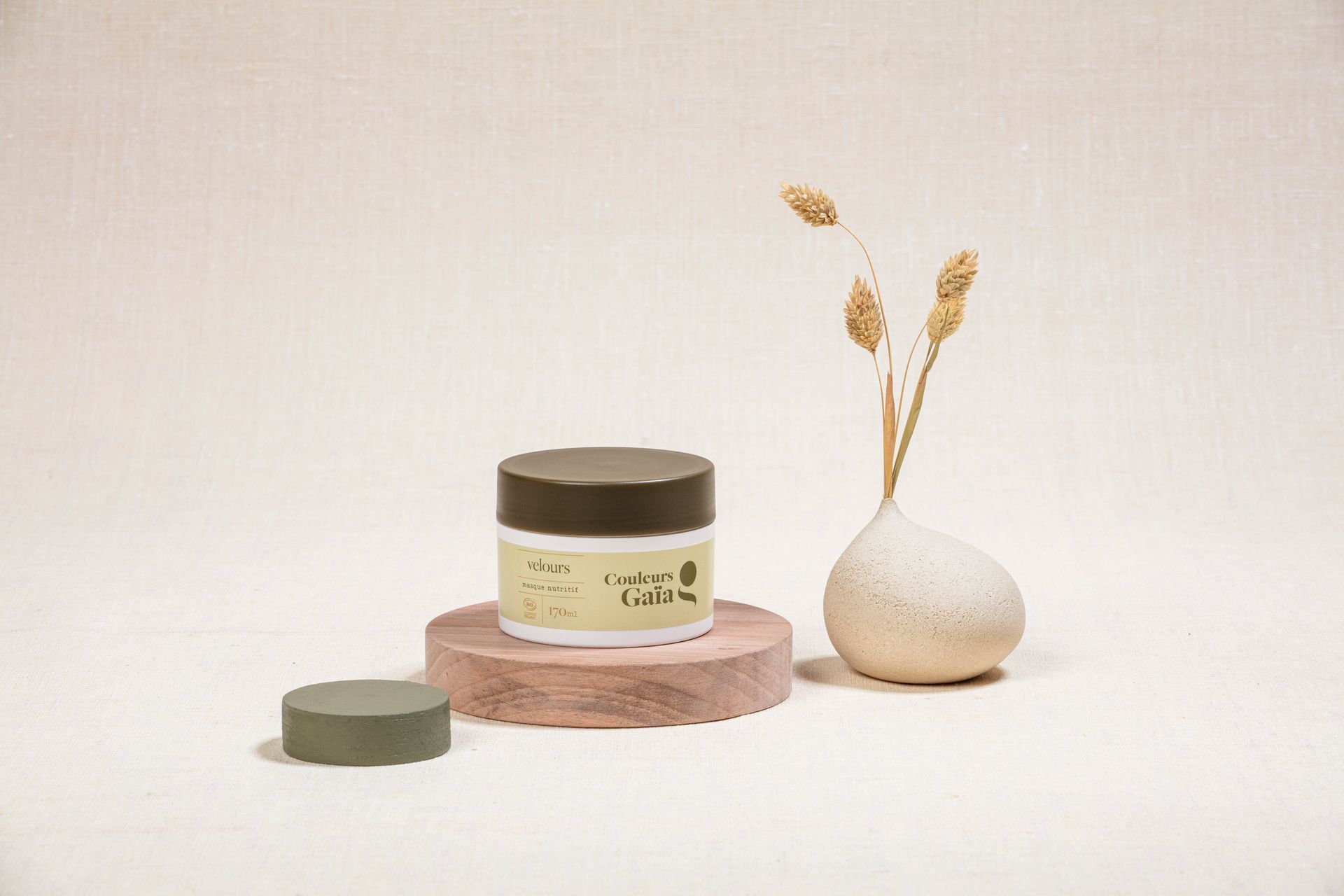 Masque capillaire Velours posé près d'un vase avec des plantes séchées