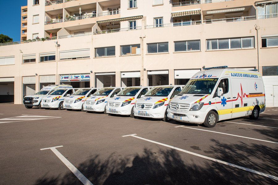 Flotte de véhicules ambulanciers garés devant l'entreprise