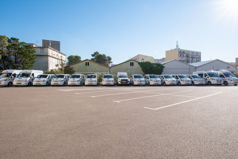 Flotte de véhicule ambulanciers de face