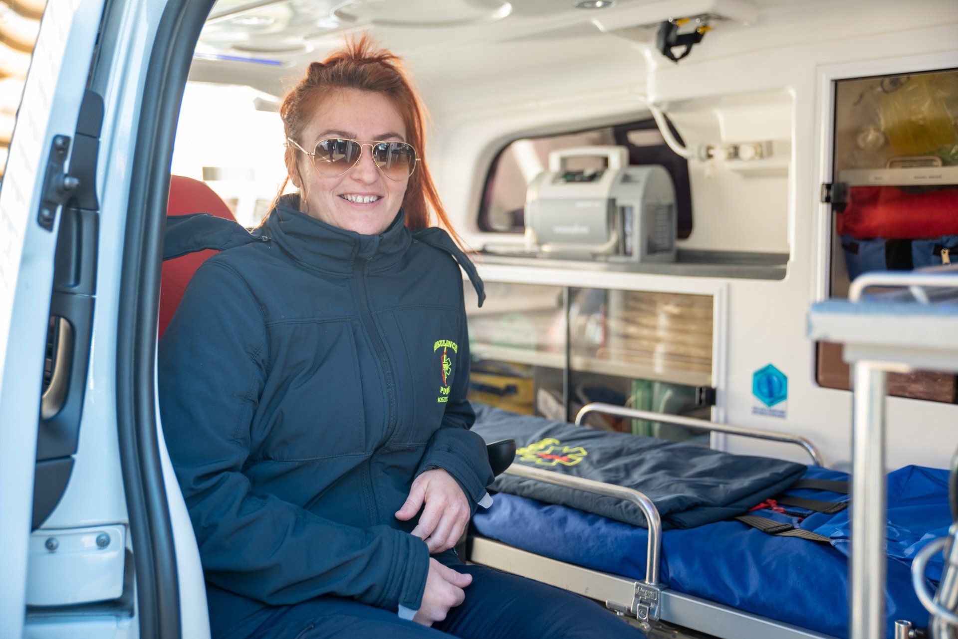 Ambulancière dans un véhicule